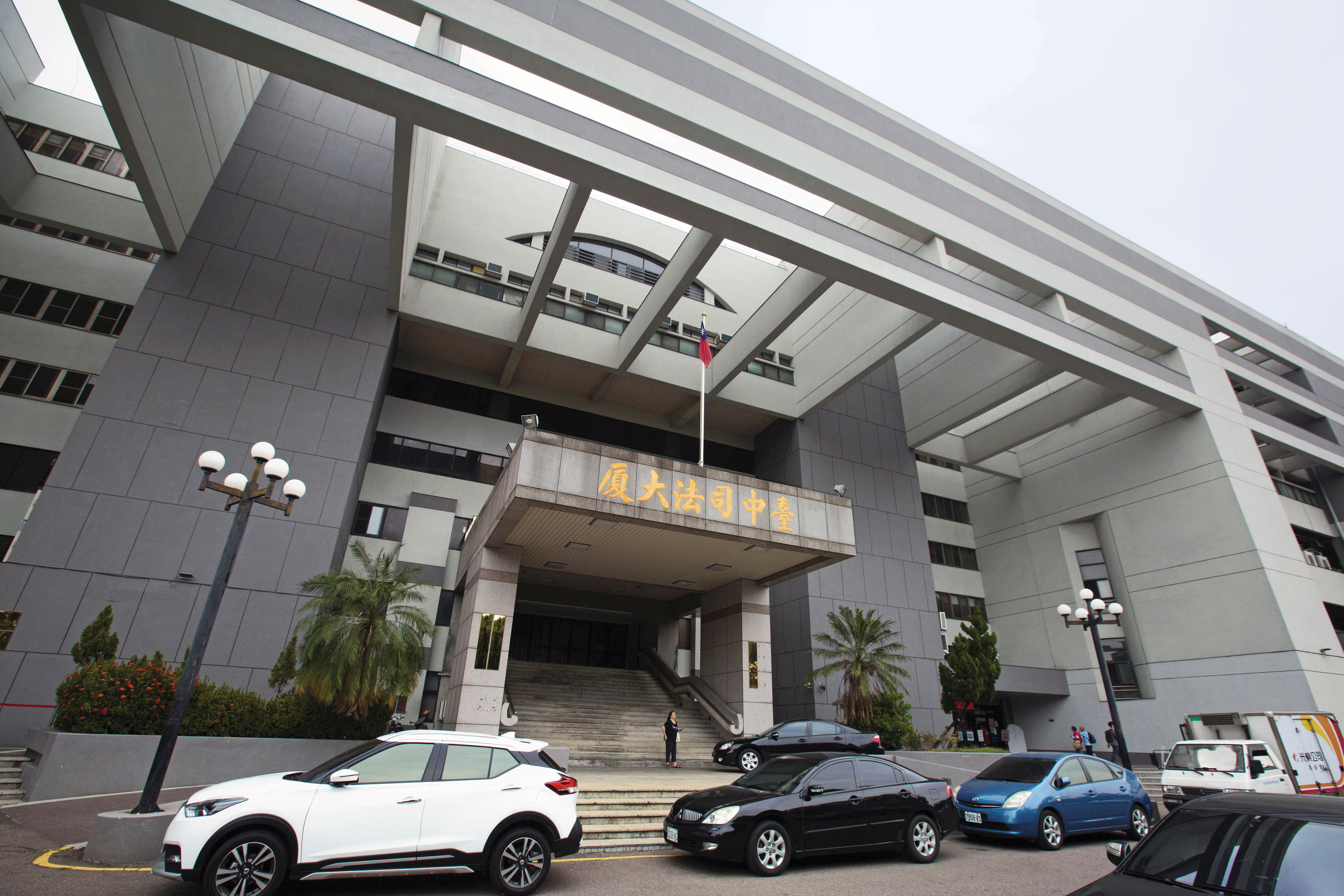 檢方痛批葉仁豪利用房仲專業與人際信任,造成多個家庭財務崩盤,建請法院從重量刑。圖為台中地院。