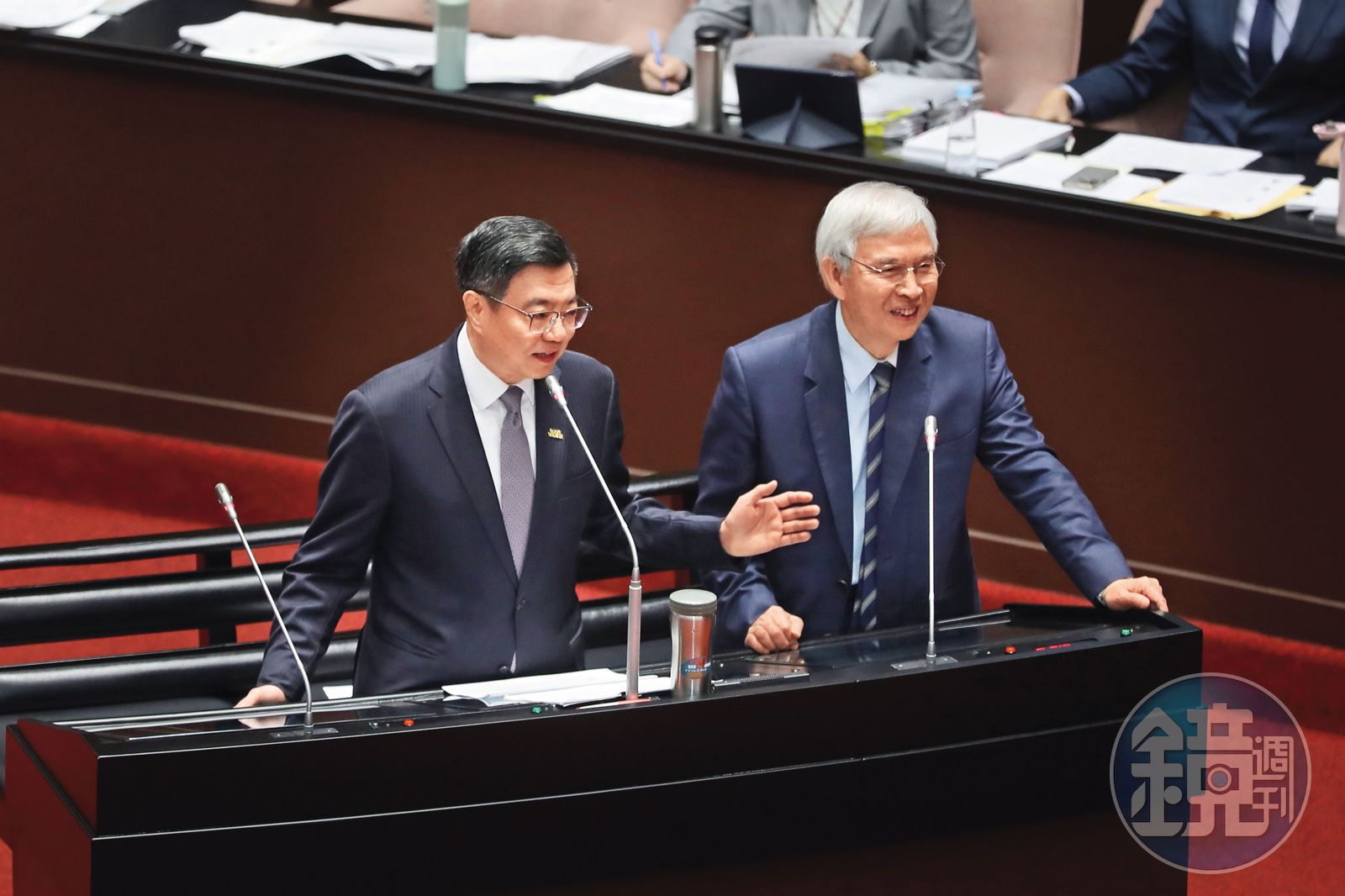 面對房貸荒，行政院長卓榮泰（左）日前喊話「水龍頭開大點」，希望可以鬆綁銀行房貸水位，央行第3季理監事會卻未放寬房市信用管制措施，央行總裁楊金龍（右）以「還是要有安全濾網」回應，意指央行仍需控管風險。