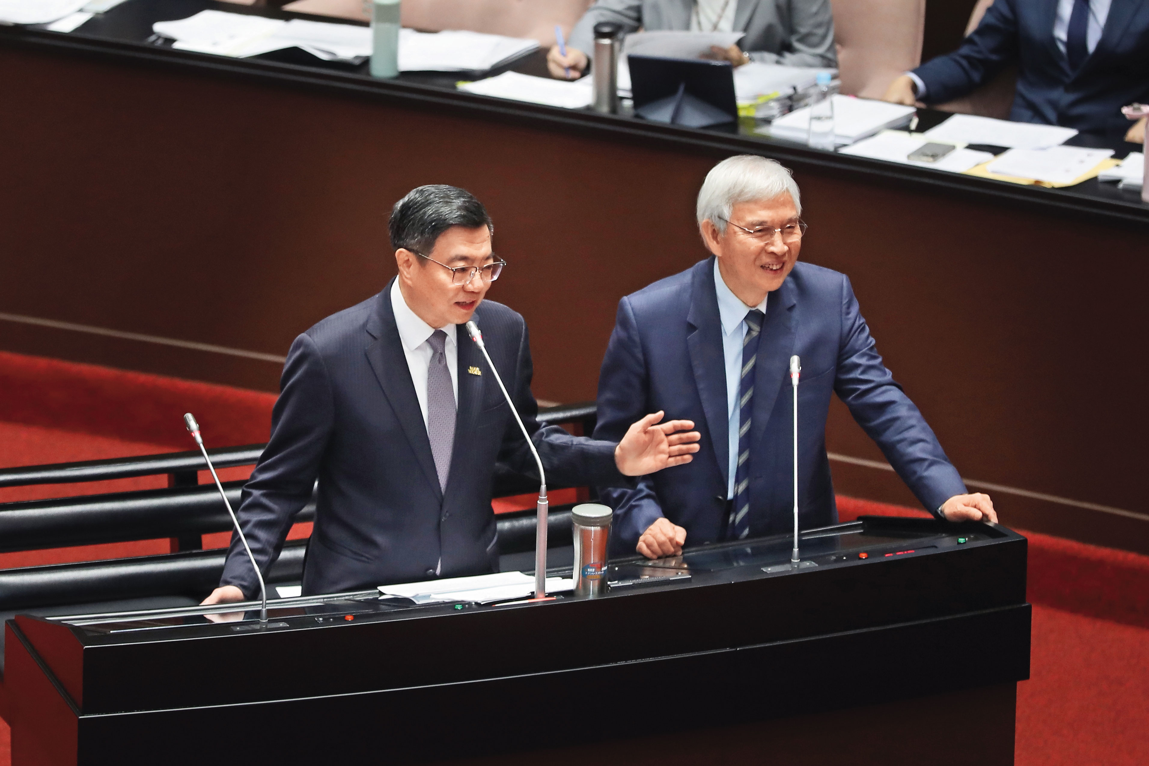 面對房貸荒，行政院長卓榮泰（左）日前喊話「水龍頭開大點」，希望可以鬆綁銀行房貸水位，央行第3季理監事會卻未放寬房市信用管制措施，央行總裁楊金龍（右）以「還是要有安全濾網」回應，意指央行仍需控管風險。