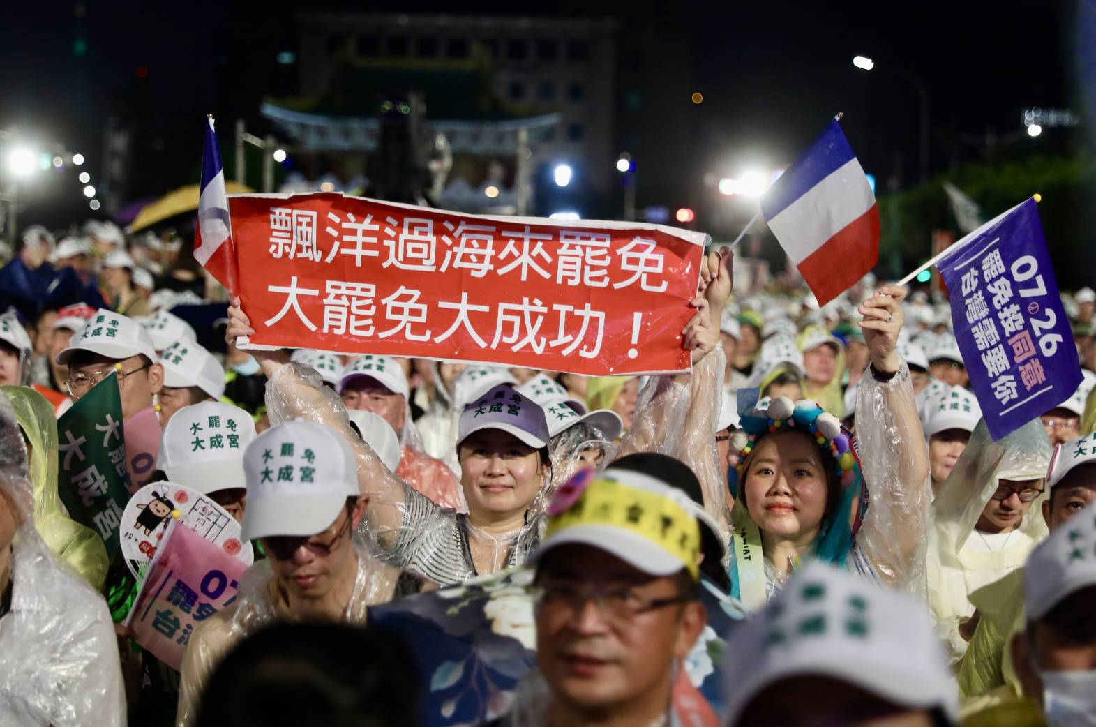 昨晚的凱道大罷免晚會有不少「飄洋過海來罷免」的布條。