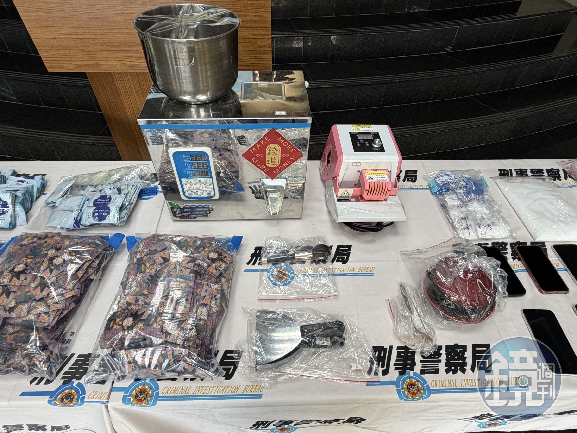 檢警意外在現場查獲少見的粉色封膜機(右上方)、化妝刷(正中間)充當毒品粉末的毛刷。(刑事局提供)