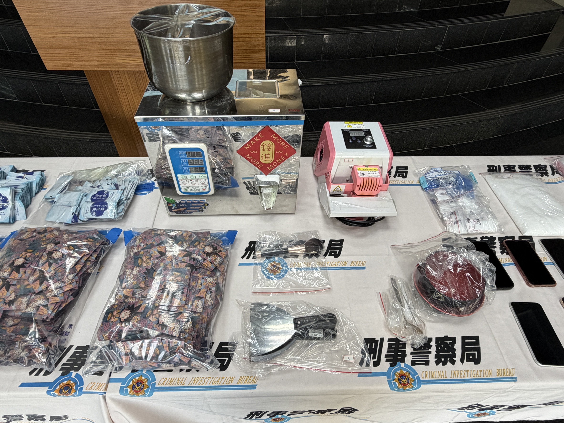 檢警意外在現場查獲少見的粉色封膜機(右上方)、化妝刷(正中間)充當毒品粉末的毛刷。(刑事局提供)