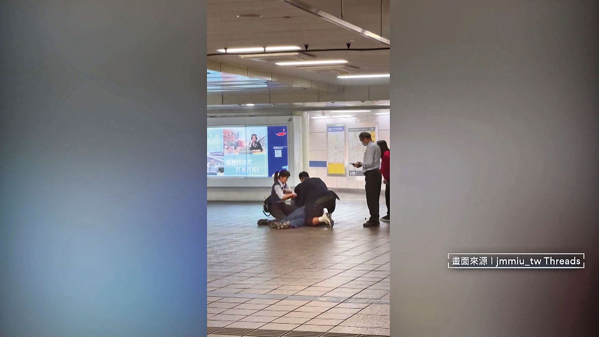 余家昶受傷後倒地，其他民眾見狀立刻上前搶救。（翻攝Threads＠jmmiu_tw）