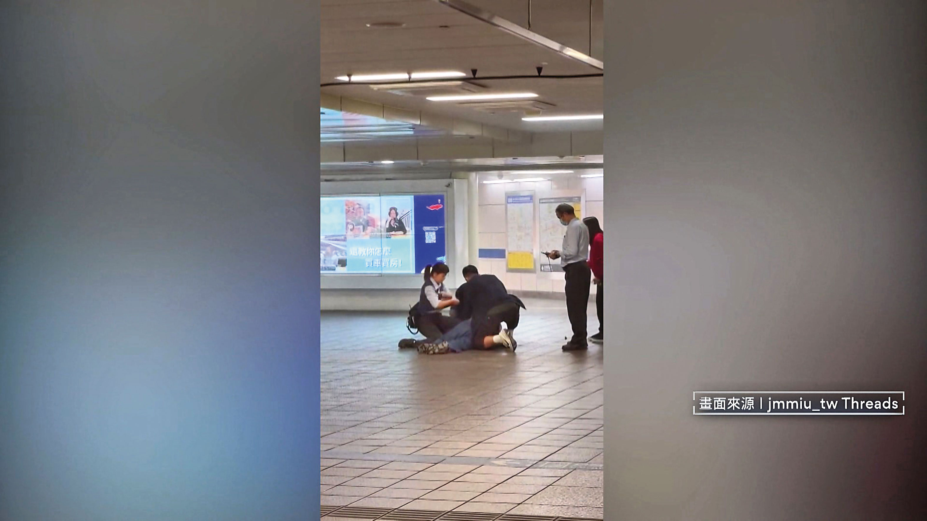 余家昶受傷後倒地，其他民眾見狀立刻上前搶救。（翻攝Threads＠jmmiu_tw）