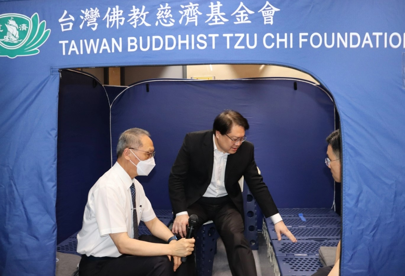 慈濟的福慧隔屏大獲日媒好評，內政部長林右昌前往收容所探視災民時也給予肯定。（慈濟基金會提供）