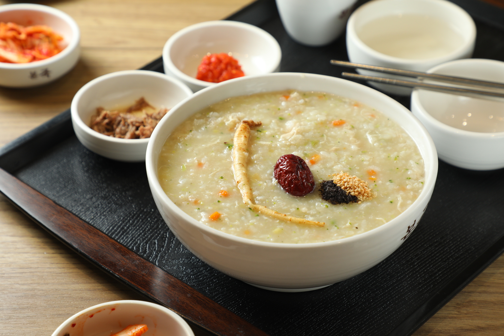  「蔘雞粥」以整株韓國人蔘入粥，養生滋補。（330元／份）