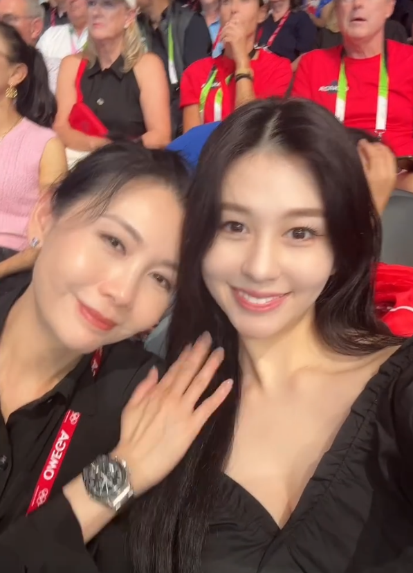 邱淑貞（左）與女兒沈月同框，凍齡狀態依舊。（翻攝yuetyuetxx IG）