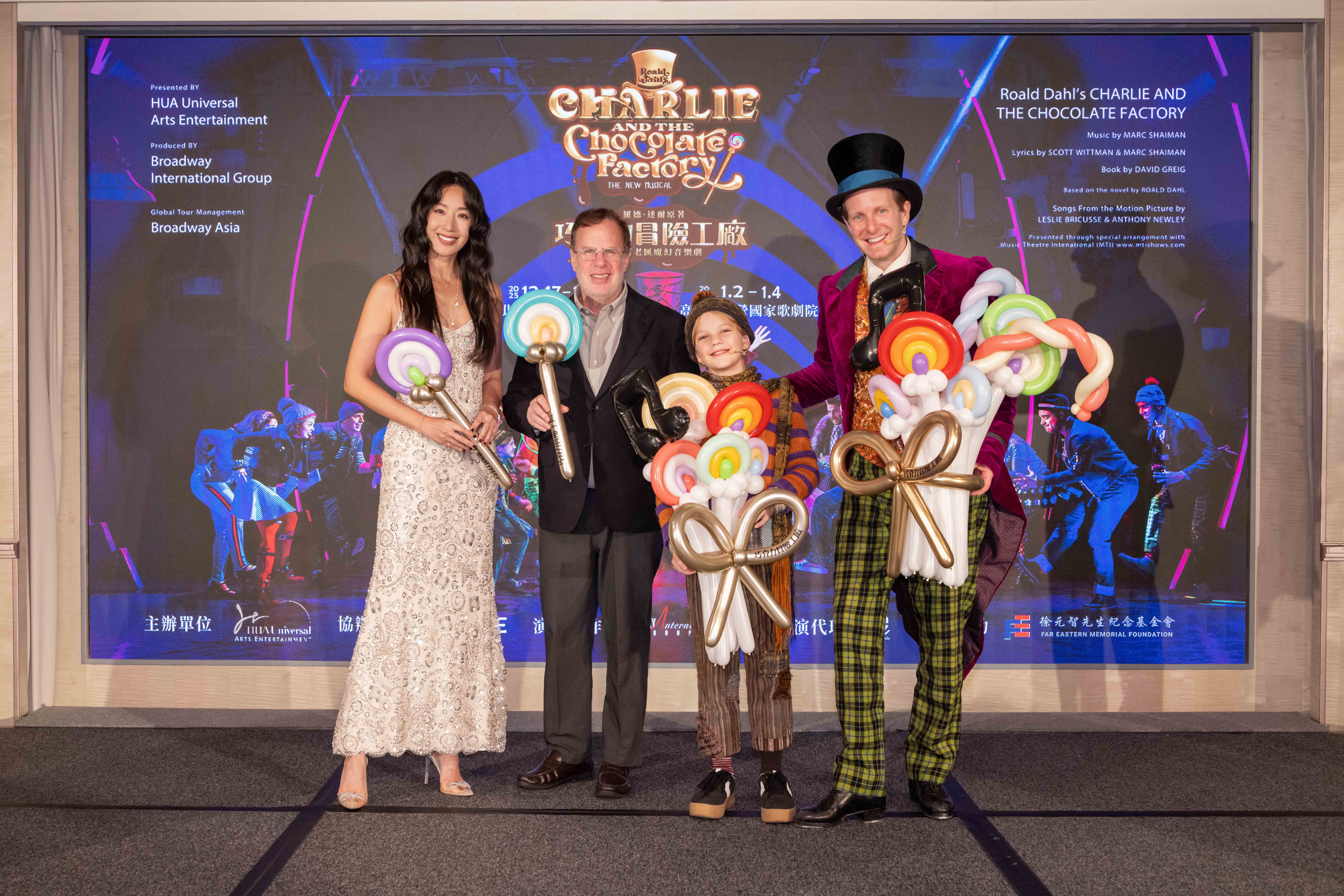 女星隋棠（左起）、百老匯國際集團總裁暨製作人馬克羅素、主要演員柯恩托卡特利和丹尼爾普林普頓在記者會上同台合影。（華文環球藝術娛樂提供）