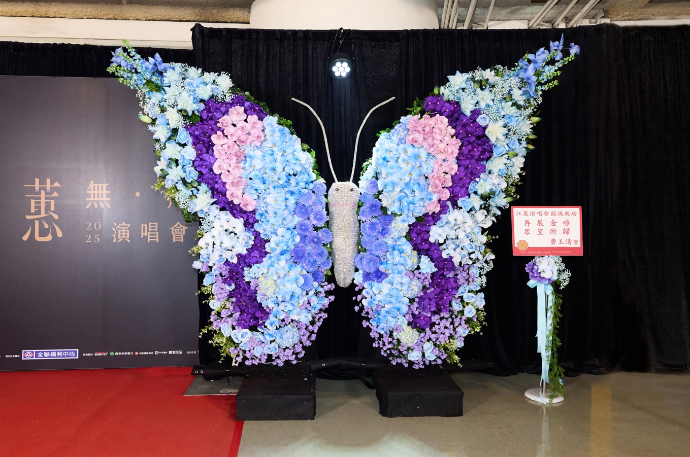 費玉清今日蝴蝶從前2套的色彩變換到第3套藍紫色系登場。（寬宏藝術提供）