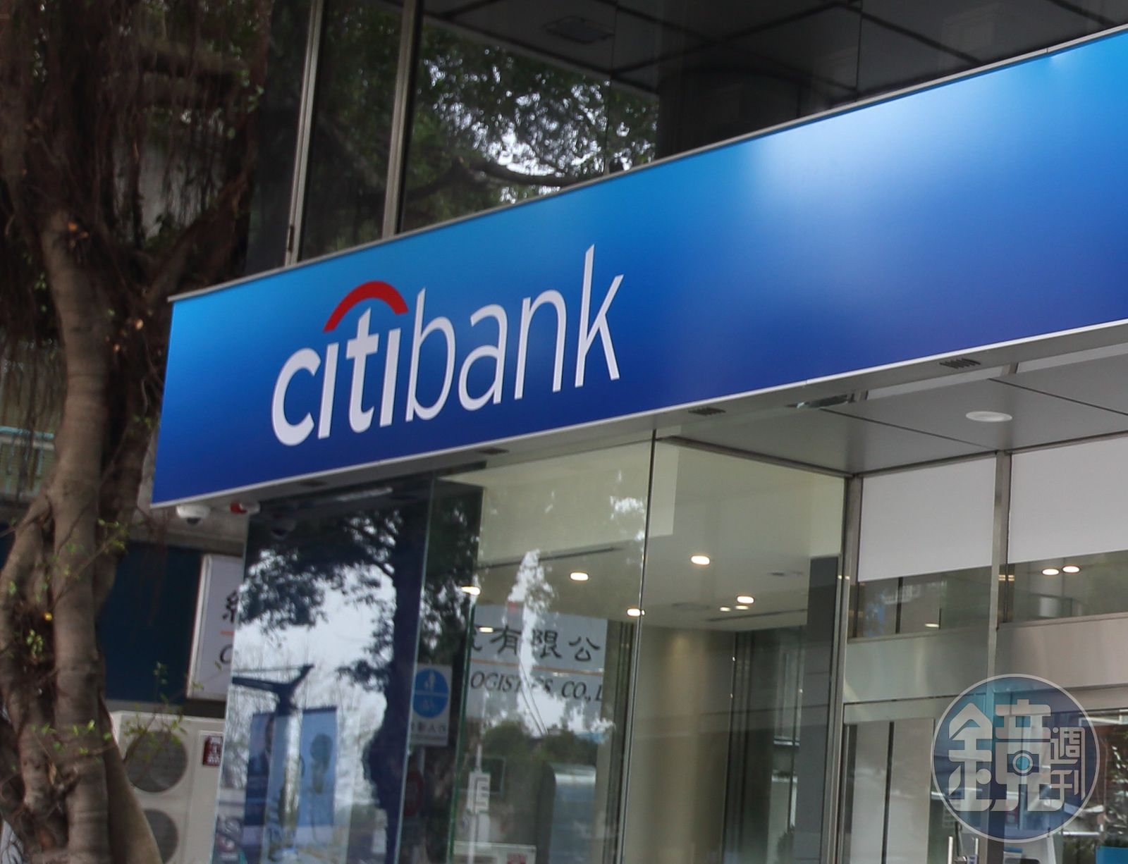 AI金隊友2／1年飆漲逾90%！金融股翻身不只配息 AI與整併引爆巨頭獲利潮