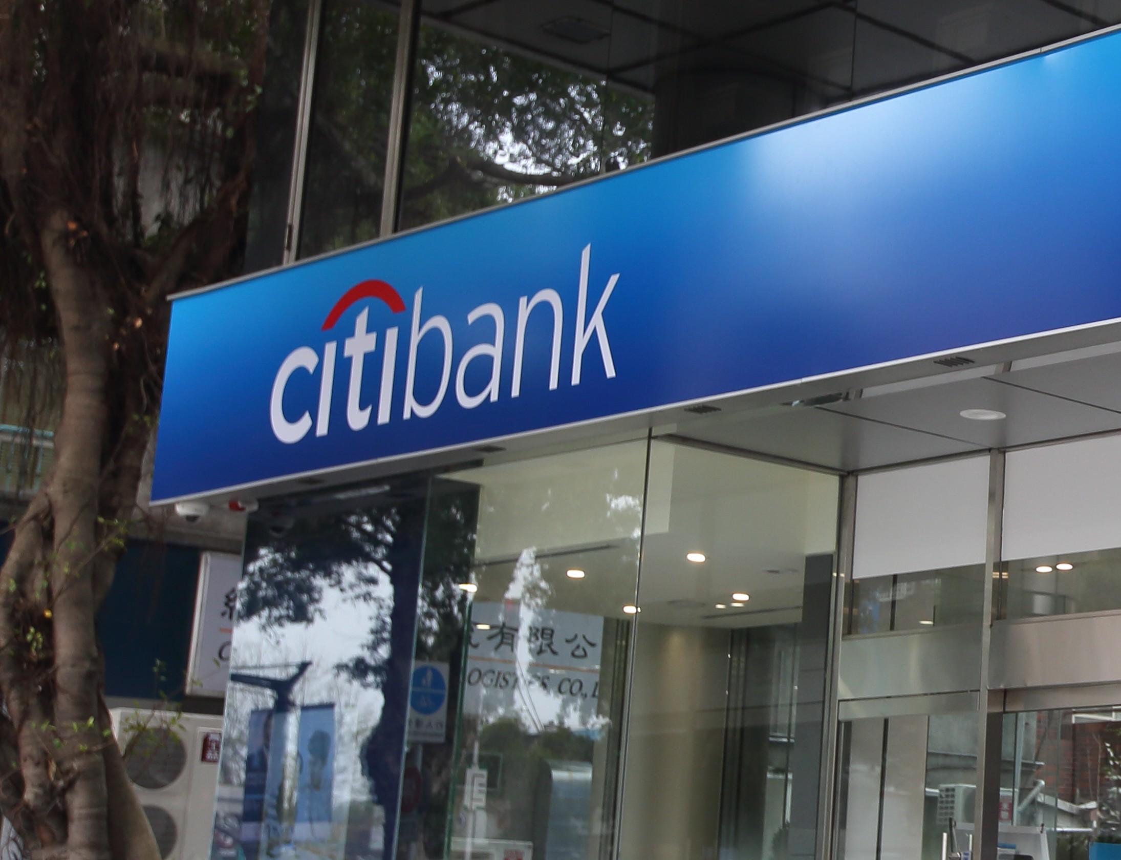 多家美國大型銀行去年導入AI後,人事成本大幅下降,例如富國銀行下降64%、摩根大通57%、花旗銀行54%。(本刊資料照)