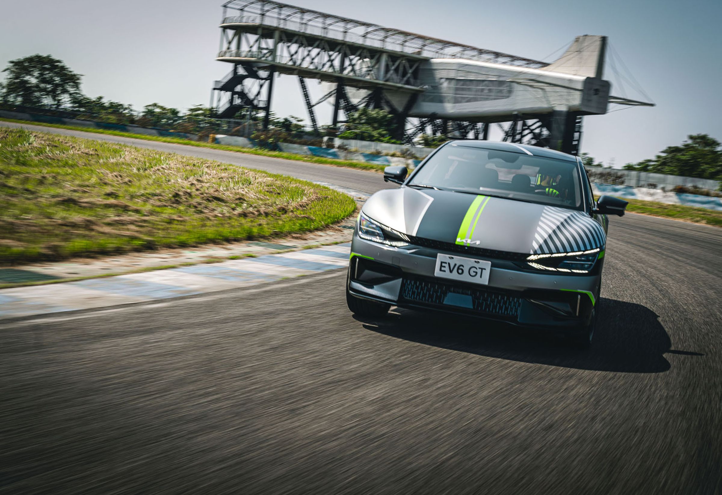 The EV6 GT曾創下在德國Nürburgring紐柏林賽道單圈成績7分42秒成績，而日前在國內的大鵬灣國際賽道，更在知名車手王上元教練的駕駛下，使用原廠配胎Michelin Pilot Sport 4S，成功在大鵬灣賽道寫下1分58秒7的最速單圈紀錄。