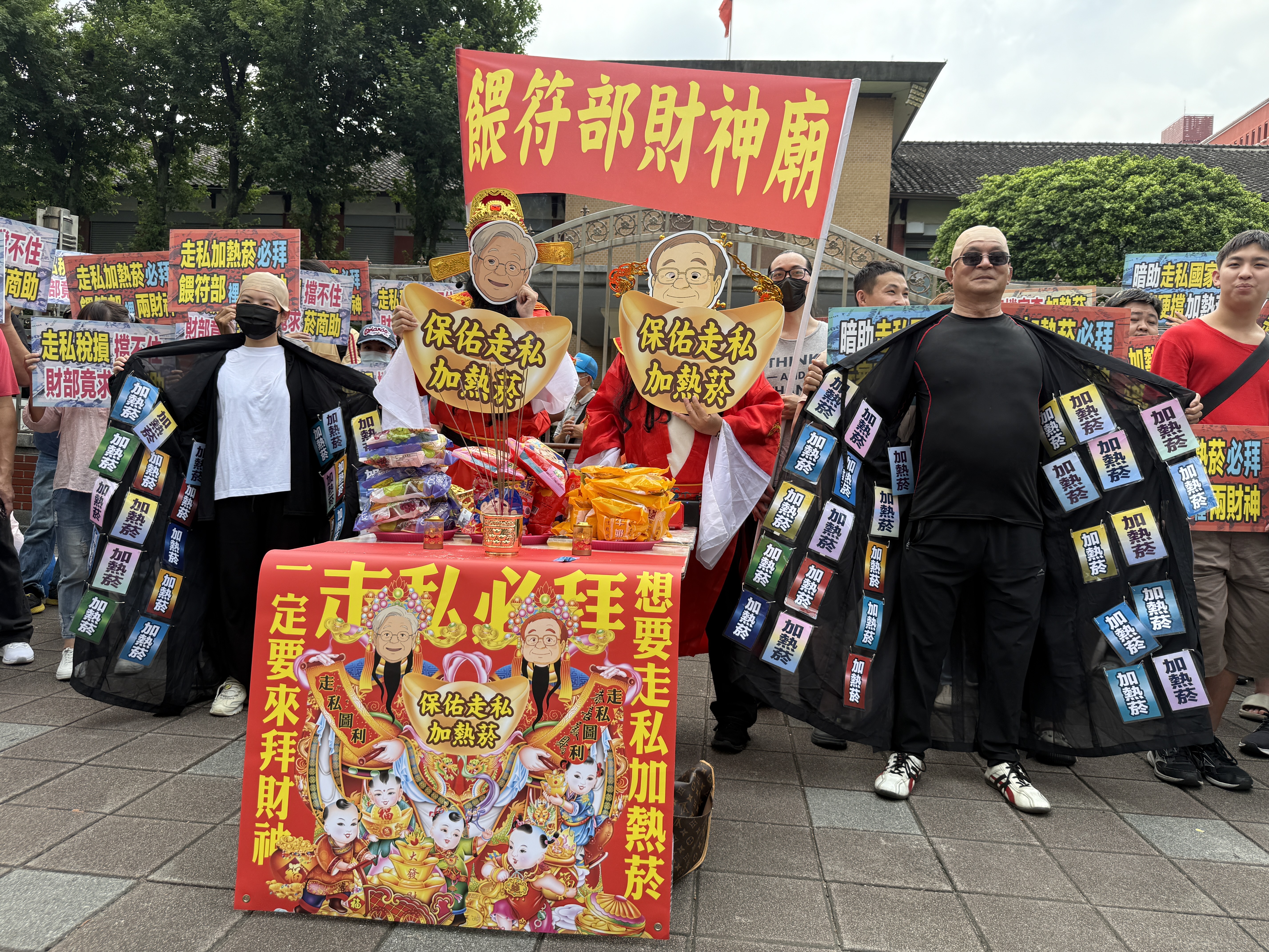 國健署拖延審查加熱菸，且執法怠惰、放任走私，引發民間團體多次上街抗議。（Clean Air大聯盟提供）