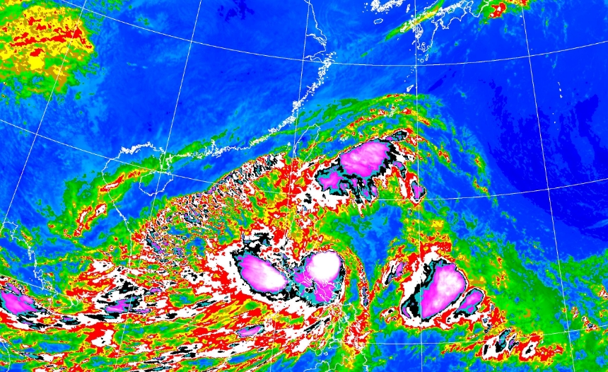輕度颱風潭美持續朝菲律賓呂宋島前進，不過仍間接影響到台灣的天氣。（翻攝自中央氣象署）
