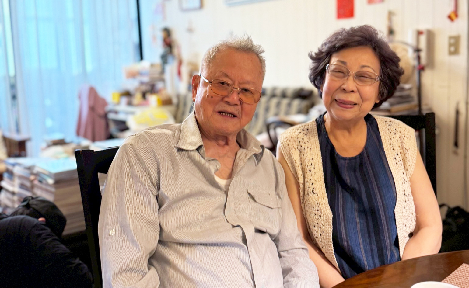 90歲的作家黃春明(左)至今筆耕不輟,與妻子林美音(右)結縭近一甲子,感情深厚。(公視提供)