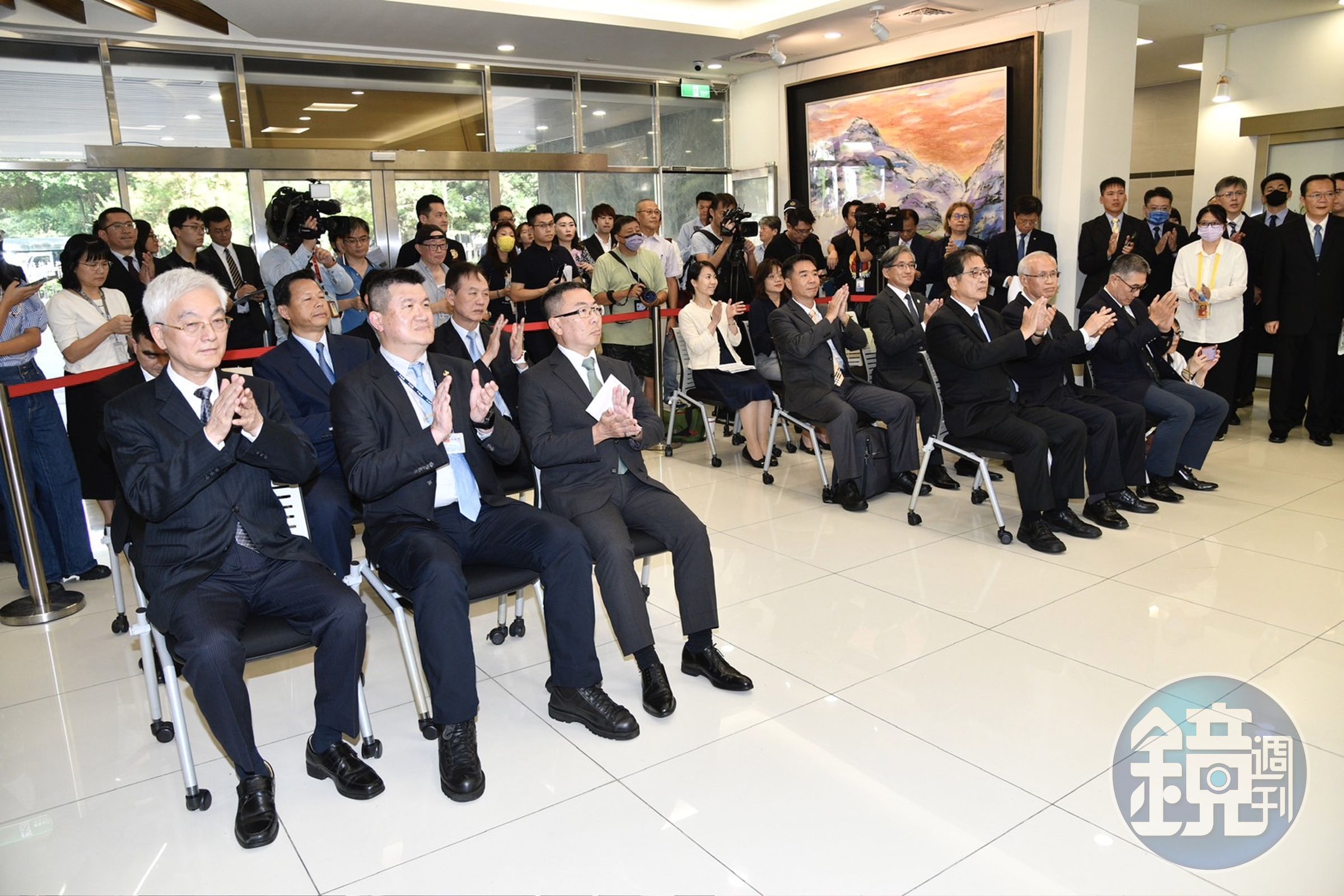 台灣高等檢察署、內政部警政署今共同舉辦「偵破台人赴印尼跨境詐欺及攔阻偷渡潛逃案」記者會,透過跨部會合作,運用科技執法,並為打詐新四法施行後,首案運用起訴的跨國電信詐欺案件,行政院政務委員林明昕親自主持活動。
