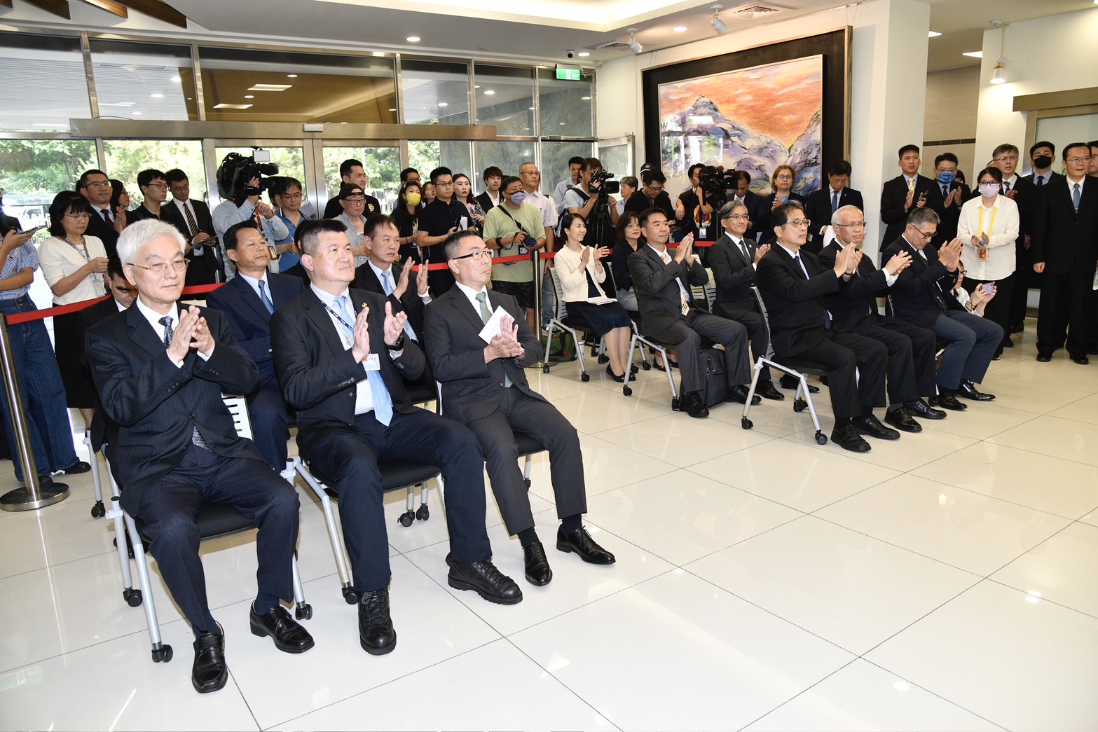 台灣高等檢察署、內政部警政署今共同舉辦「偵破台人赴印尼跨境詐欺及攔阻偷渡潛逃案」記者會，透過跨部會合作，運用科技執法，並為打詐新四法施行後，首案運用起訴的跨國電信詐欺案件，行政院政務委員林明昕親自主持活動。