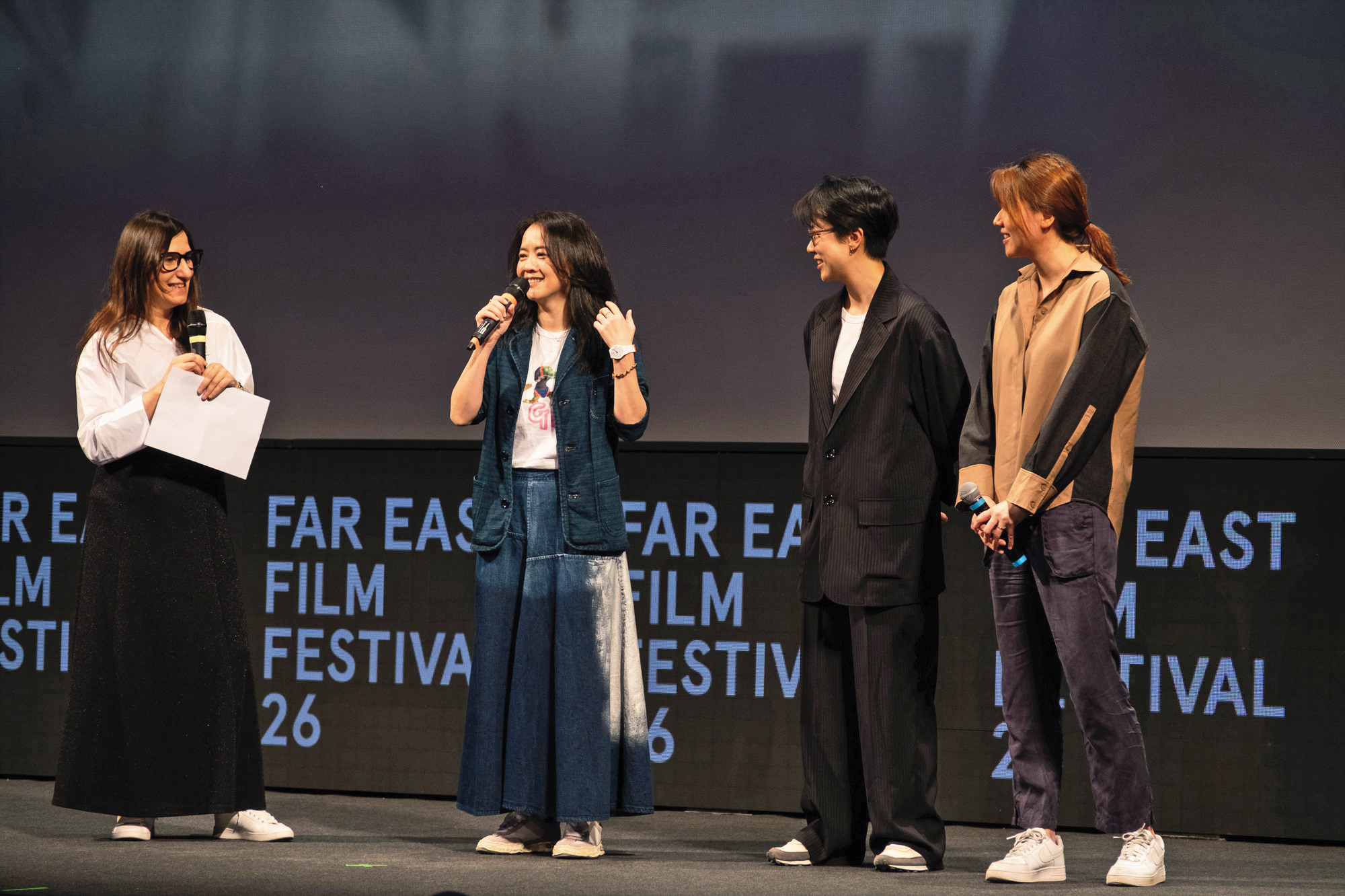 《愛情城事》應邀赴烏甸尼遠東國際影展放映,曾寶儀(左二)和馬君慈(右二)出席相關活動。