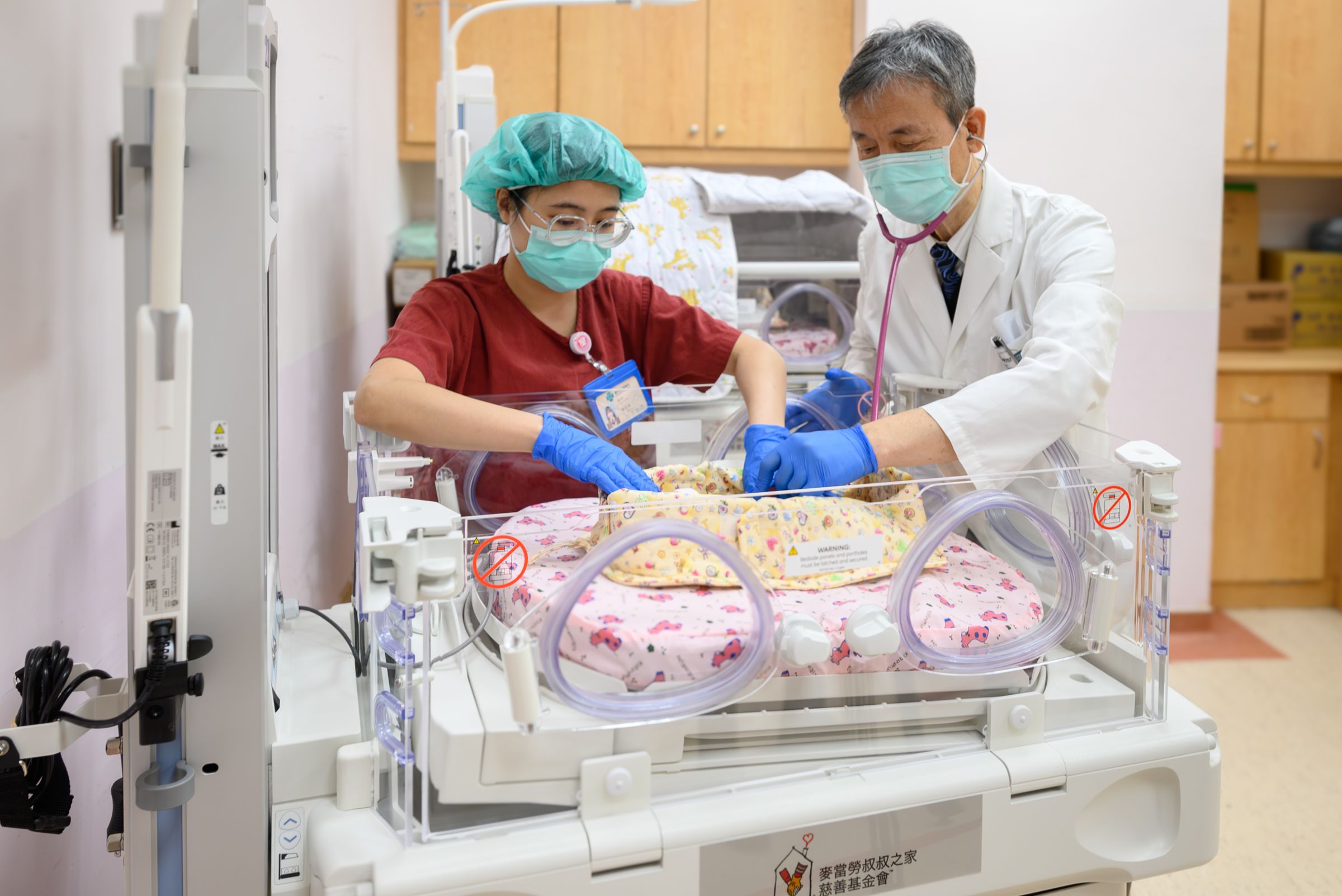 .麥當勞叔叔之家慈善基金會捐贈兩台「重症加護型新生兒保溫箱」給臺中榮總為兒科添助力。