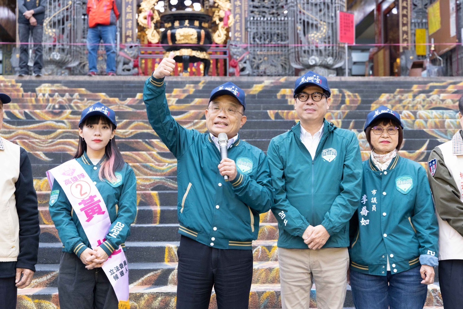前行政院長蘇貞昌、高雄市長陳其邁陪同高雄立委候選人黃捷拜票。（黃捷競總提供）