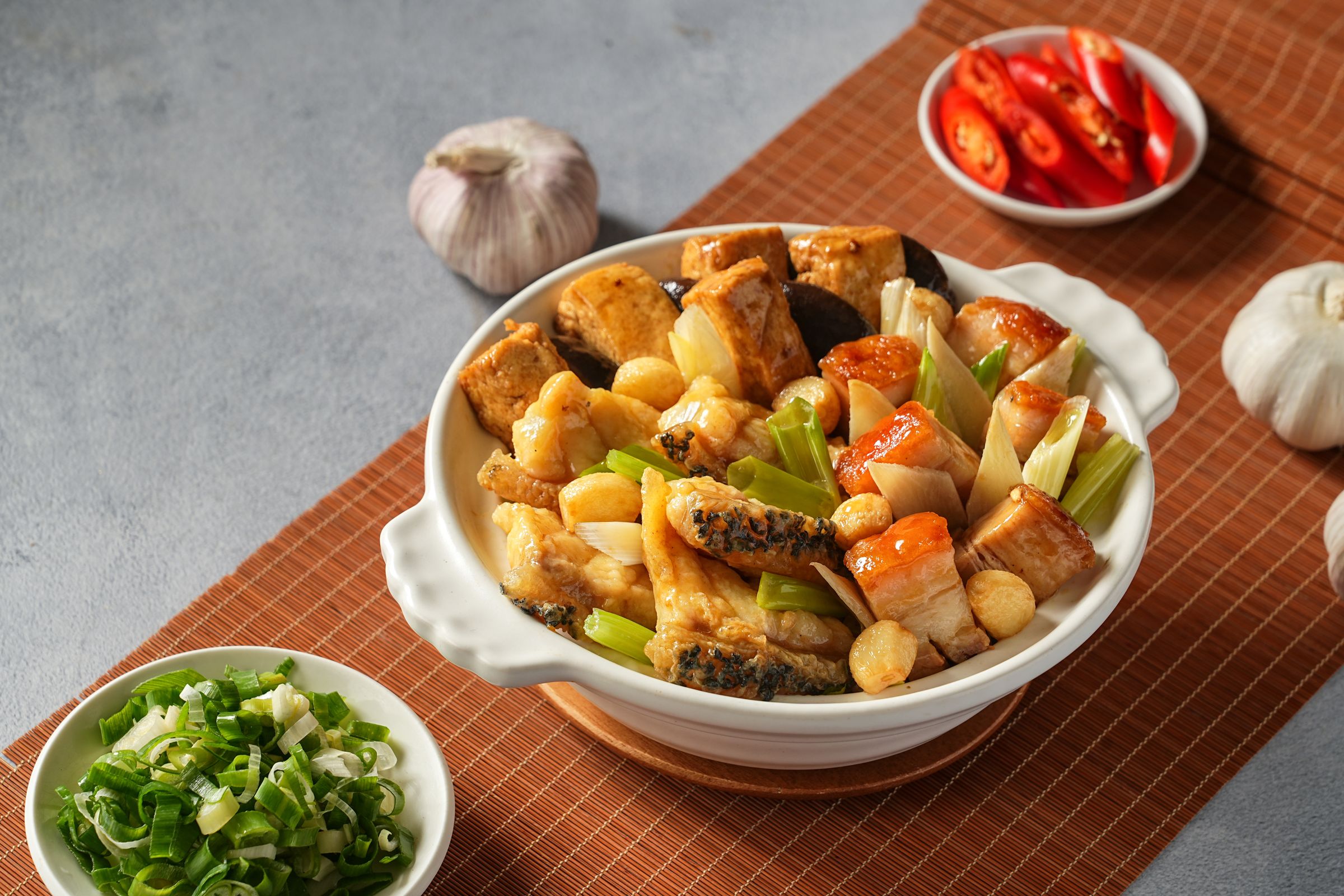 「蒜仔火腩燜龍膽」以酥炸的蒜香調味，龍膽肉質鮮嫩，外皮Q彈搭配上火腩肉外酥內嫩，淋上黃金比例芡汁，美味料理即刻呈現，讓人口齒留香回味無窮。