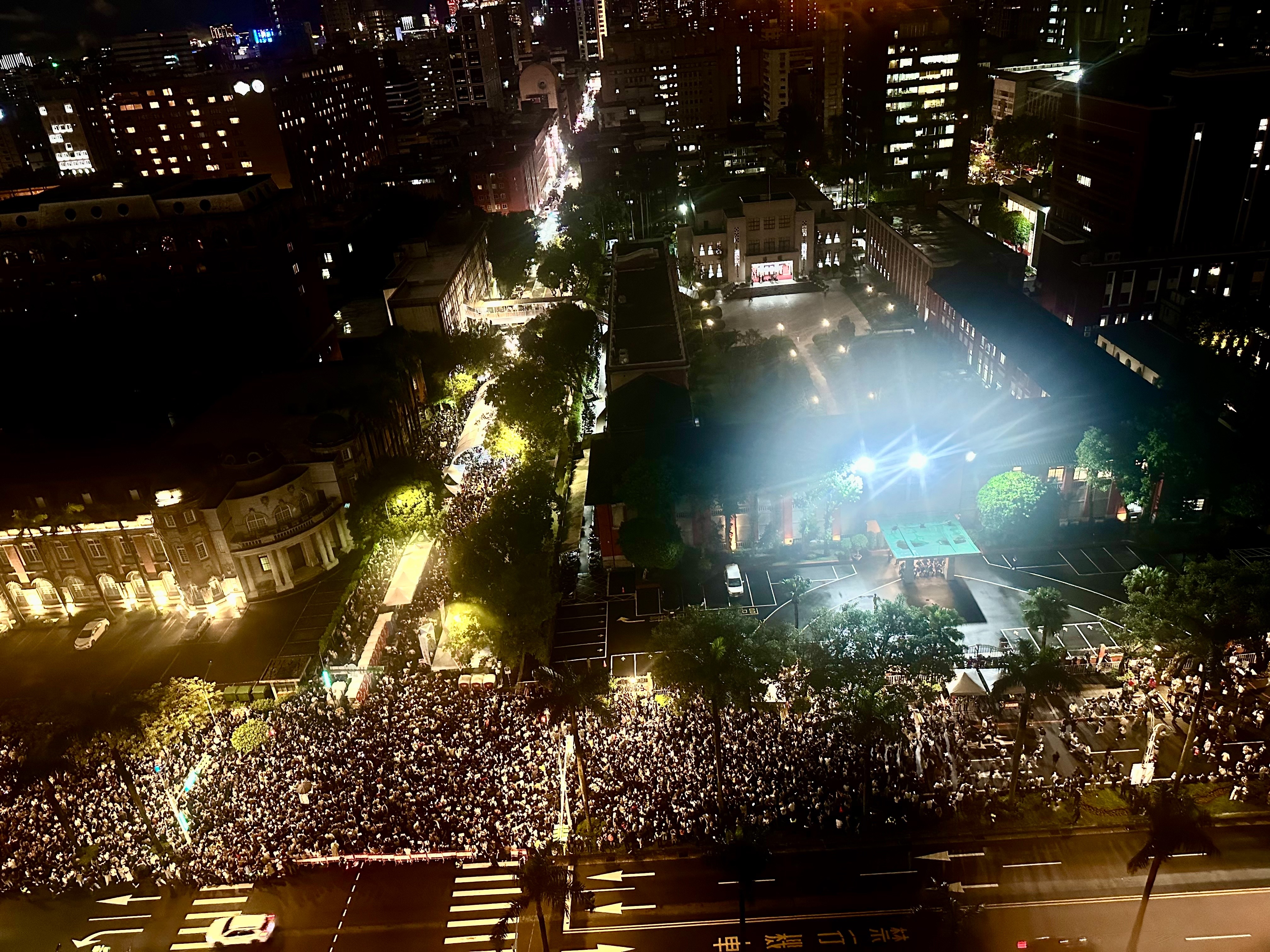 立法院今日續審國會改革法案，多個公民團體再次發起街頭抗爭，號召支持者聚集立院外。