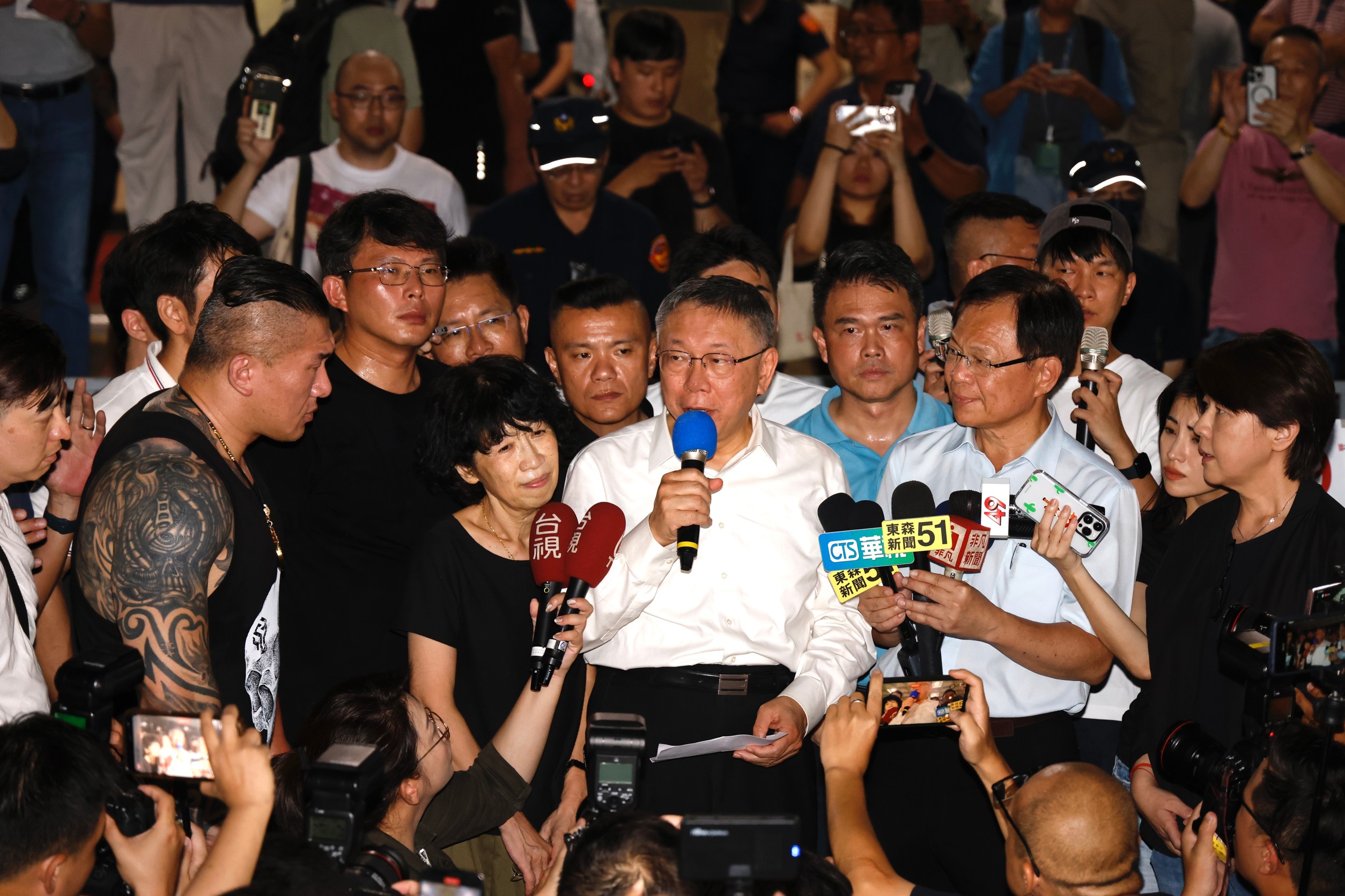 黃暐瀚po文分析，柯文哲「無保請回」步出北院後，他與民眾黨的考驗，才剛要開始。