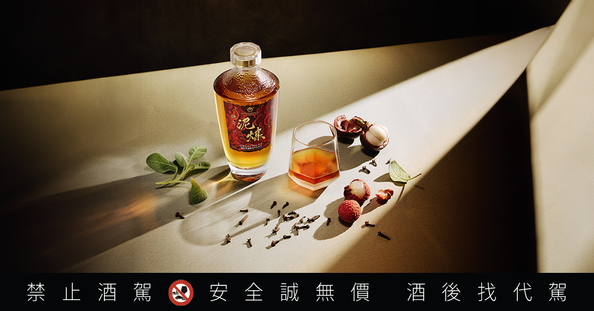 全新上市的「創世者紳士泥煤桶陳金門高粱酒」，以獨特手法為金高染上泥煤風味，色澤金黃，完全成為另一品種的高粱酒。（2,580元／瓶，黑松提供）