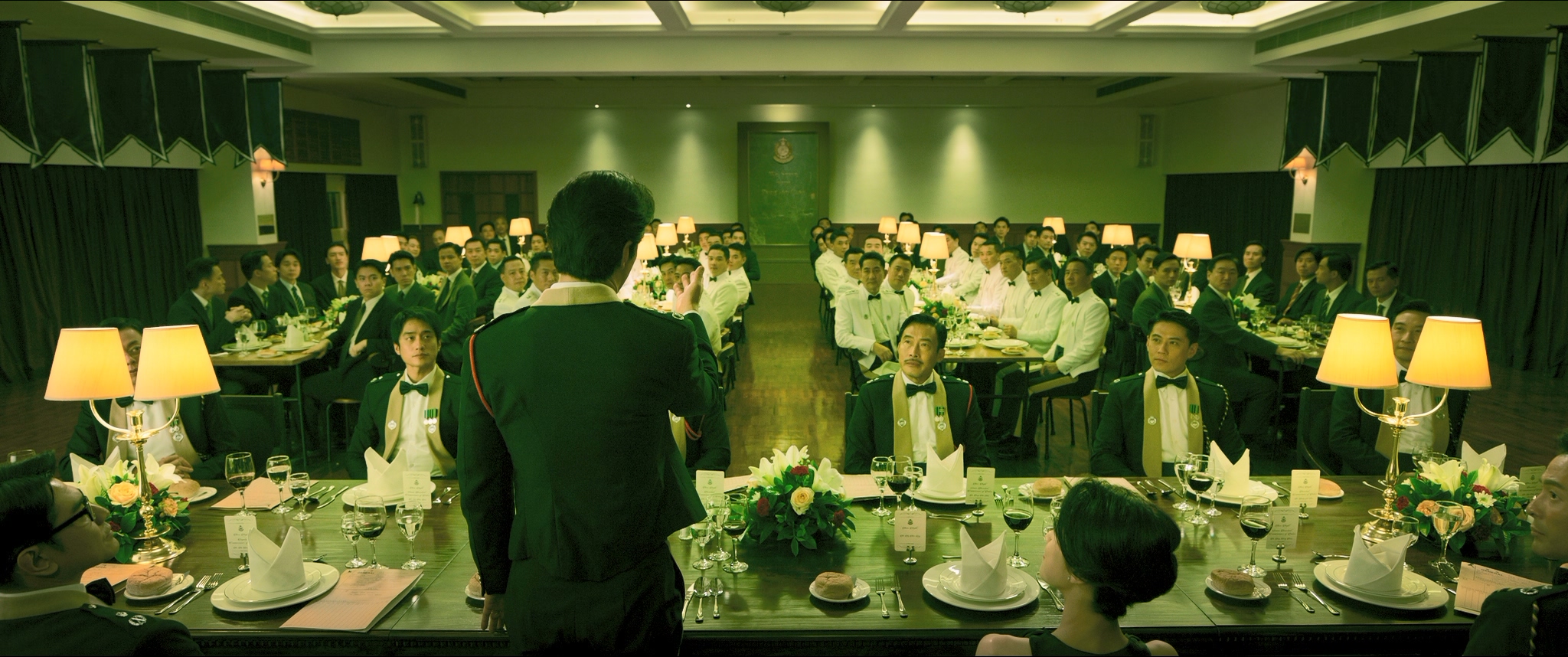 《寒戰1994》前導預告一開場就是吳彥祖對下屬訓話，劉俊謙則坐在吳彥祖的左前方。（翻攝自預告）