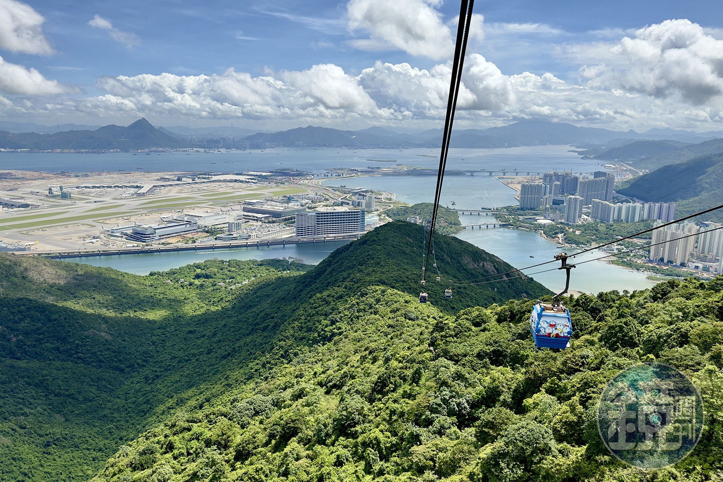 從纜車上可看到山與海交織的香港郊野景色,以及香港國際機場遼闊的視野。