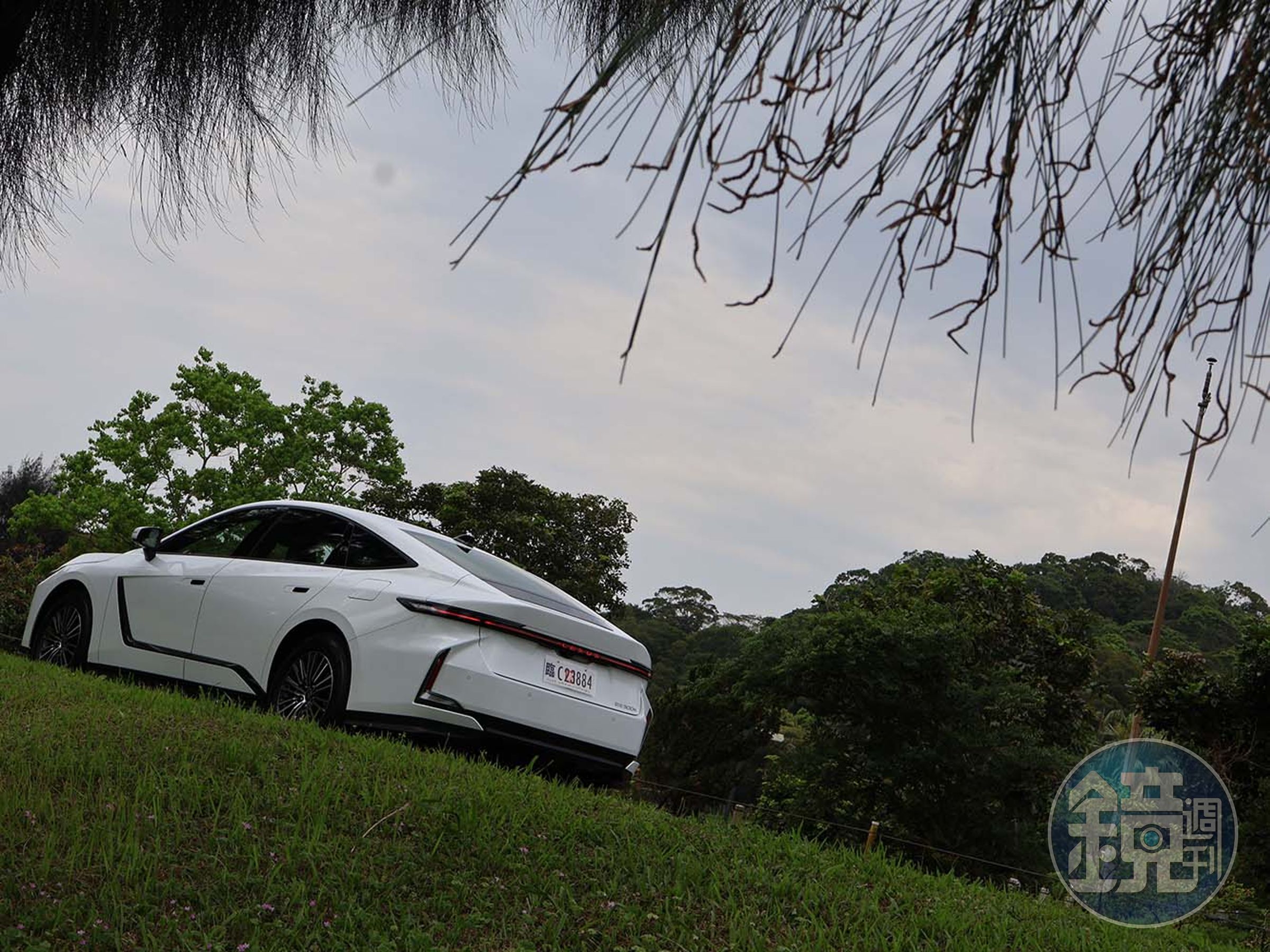 車尾採用類似斜背的造型,尾燈運用貫穿式處理,中央有LEXUS的品牌字樣。