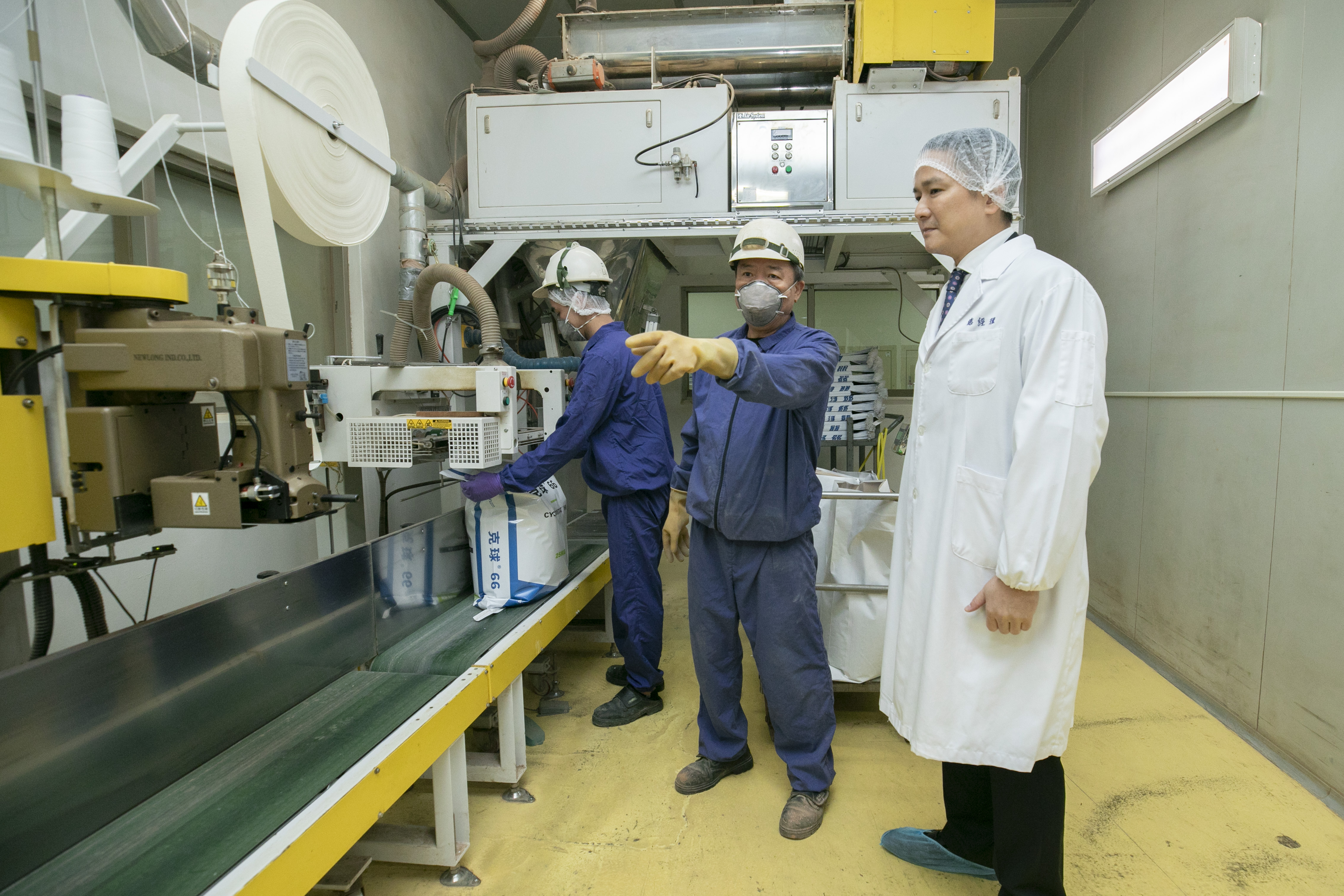 永鴻國際生技是一家專門生產動物藥、保健品的製藥廠，董事長鍾威凱（右）說起自家產品從研發、產製、到效果，都能琅琅上口。