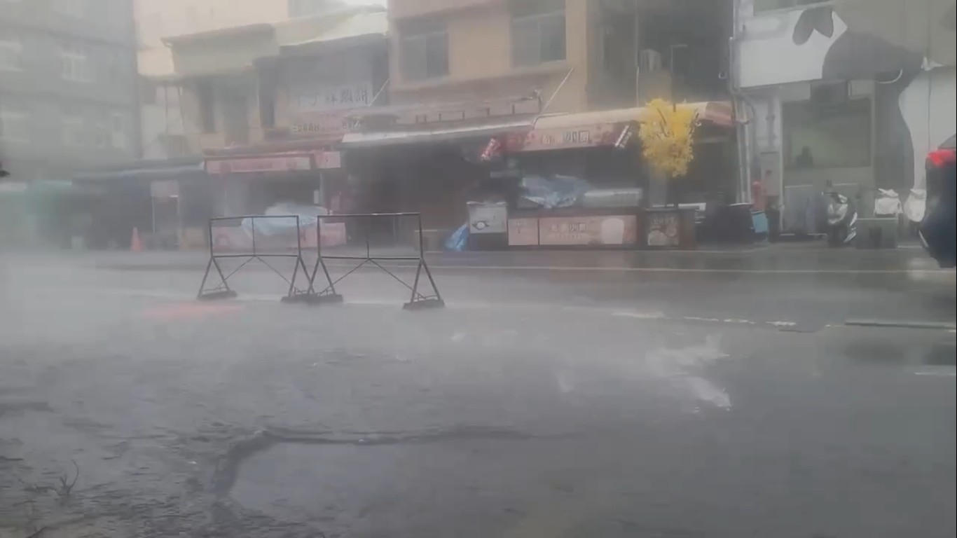  颱風為各地帶來強風豪雨，高雄旗津首當其衝。（讀者提供）