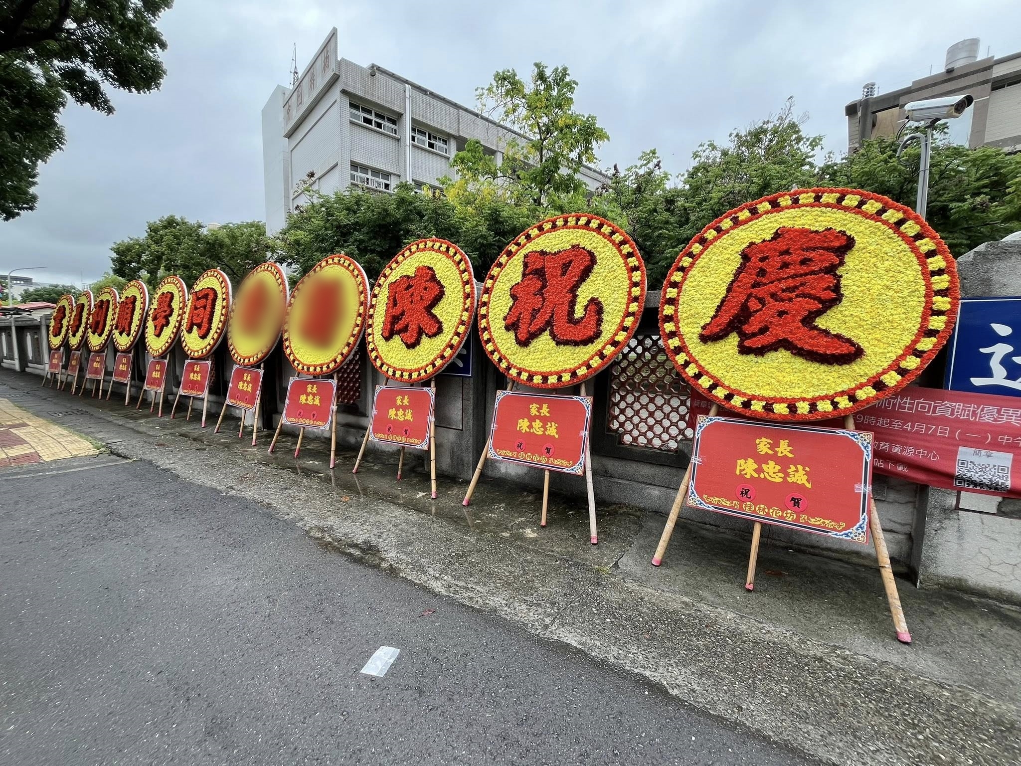 陳爸爸透露自己花了2萬元訂製花圈。(翻攝臉書粉專「高雄點 Kaohsiungtien」)