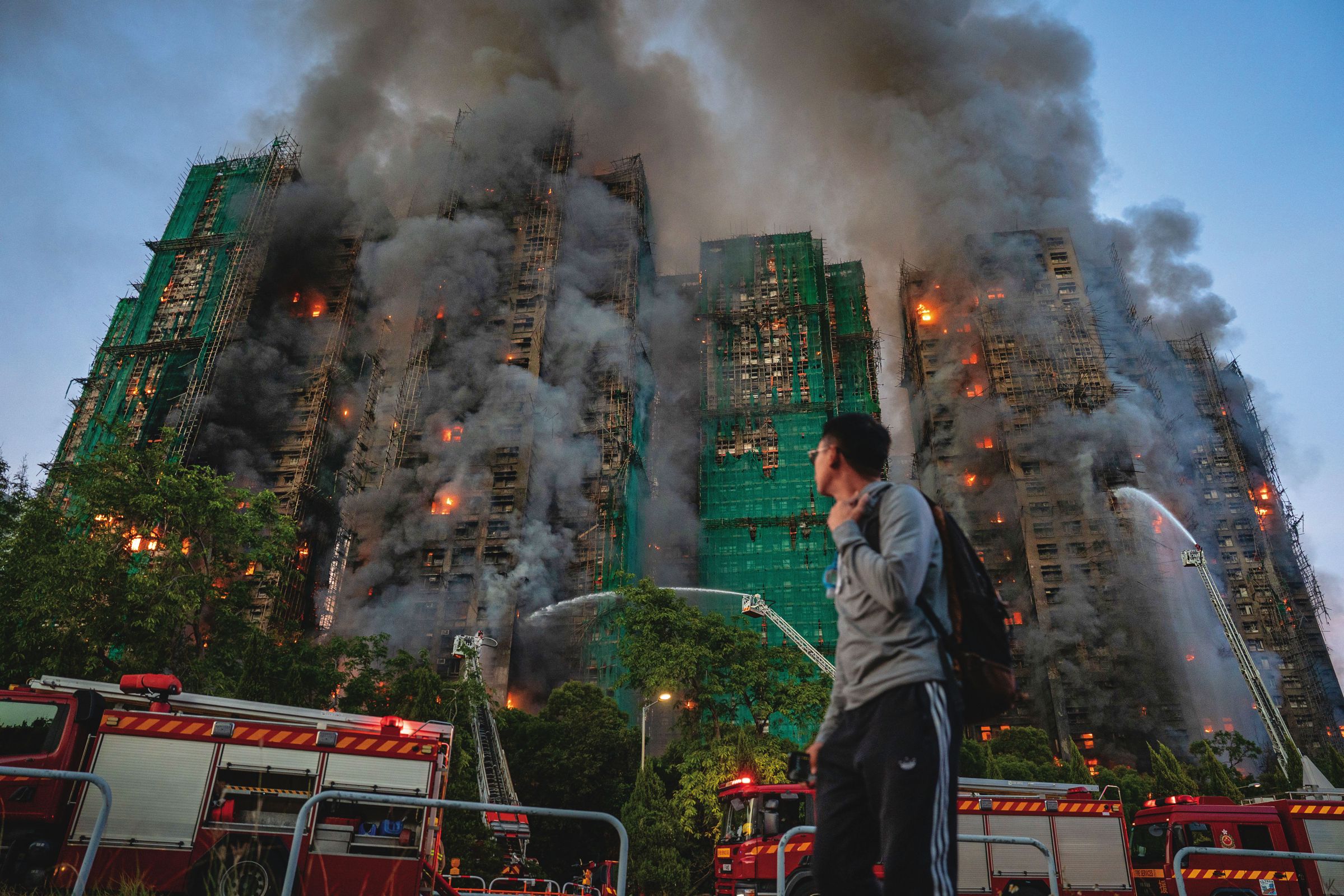 2025年11月26日,香港新界大埔宏福苑社區發生大火,造成168人死亡、79人受傷,是自1948年來香港傷亡最慘重的火災。今年6月,港府終於啟動刑事檢控行動,以誤殺和串謀詐騙等罪名起訴負責維修宏福苑的建商和工程顧問公司等人士。但部分港人憂慮,港府是藉此淡化輿情,最終恐「放生」涉事官員。(東方IC)