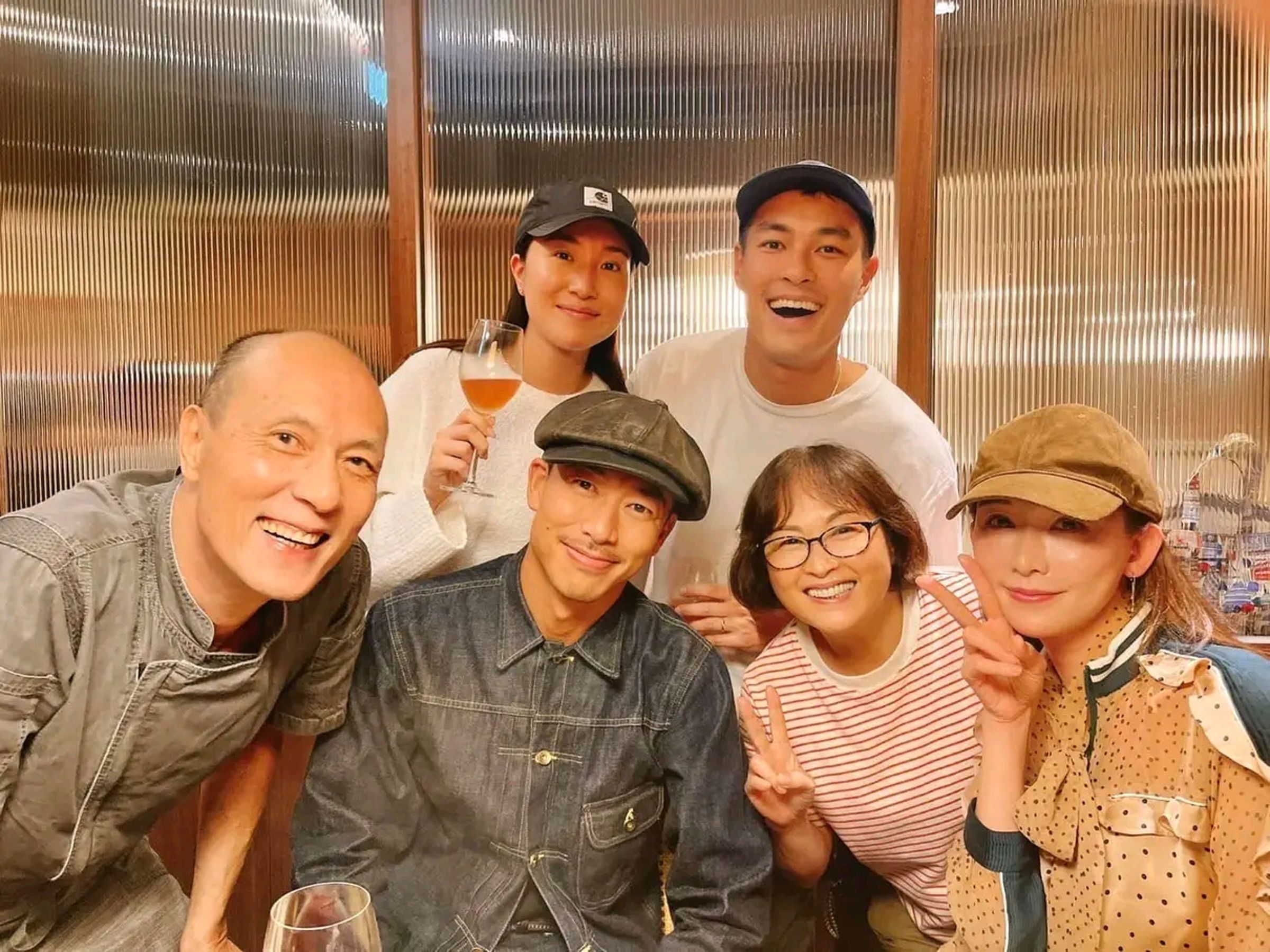 楊祐寧的父親楊進元超受圈內人歡迎,他會唱歌變魔術,林志玲夫妻是常客,許多大咖藝人都折服在他的人格魅力下。(元鍋臉書)