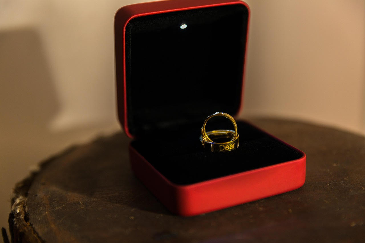 消防員尼克加蘭特在生日派對上準備戒指盒聲稱要給妻子驚喜，沒想到竟是公開對方出軌的醜聞。（示意圖，Pixabay）