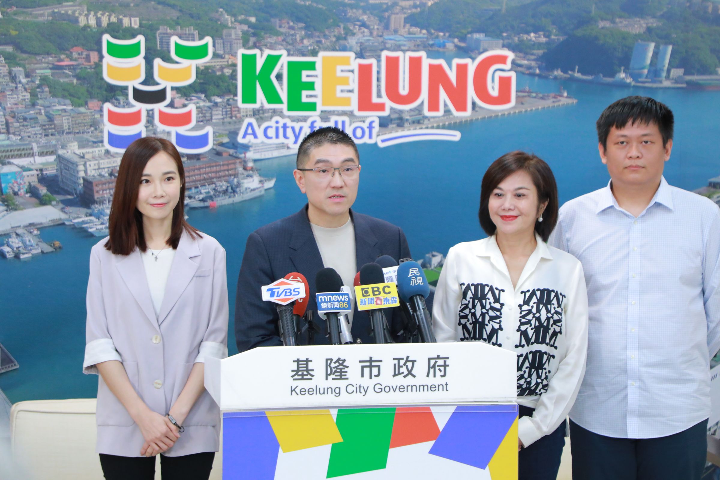 基隆市長謝國樑日前宣布,將邀請楊寶楨(左1)擔任基隆市政策推廣大使。(基隆市府提供)