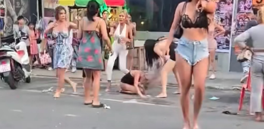 泰國第三性姐妹們街頭互毆。（翻攝畫面）