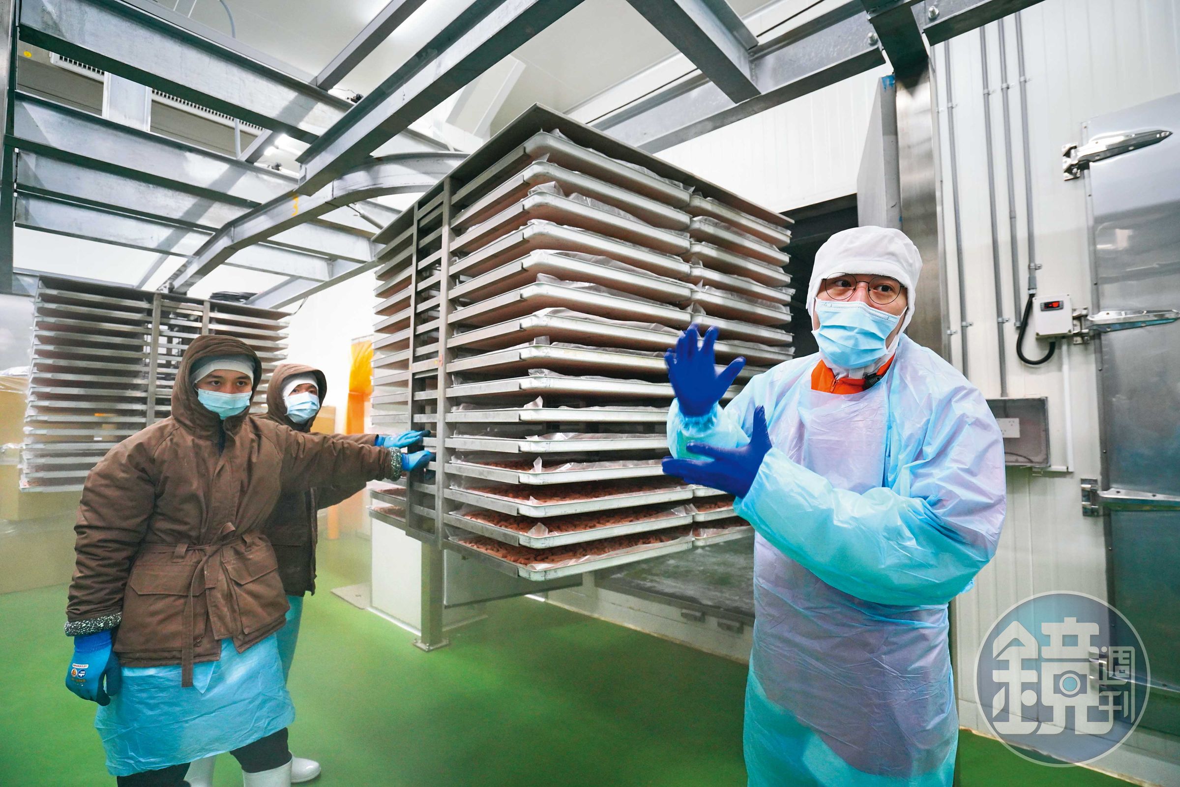 雞肉送進40呎貨櫃大凍乾爐，以-45度冷凍乾燥成凍乾，比起烤乾方式適口性更佳，營養成分也能完整保留。