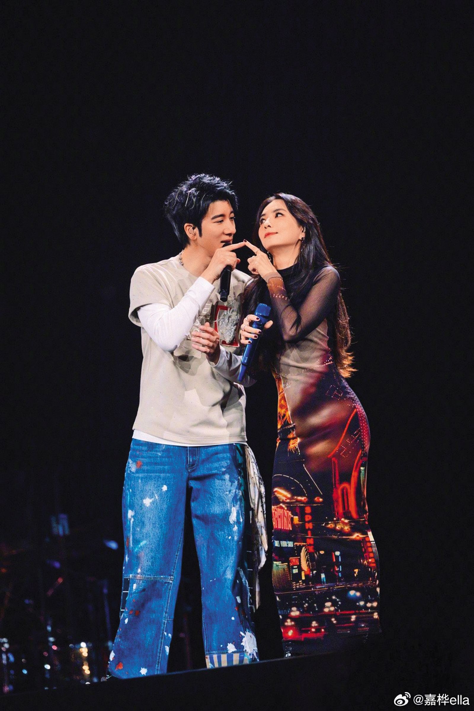 王力宏（左）深圳演唱會邀來Ella陳嘉樺（右）合唱S.H.E經典曲目〈Super Star〉，因涉及歌曲版權問題，影片一度被下架。（翻攝自陳嘉樺微博）