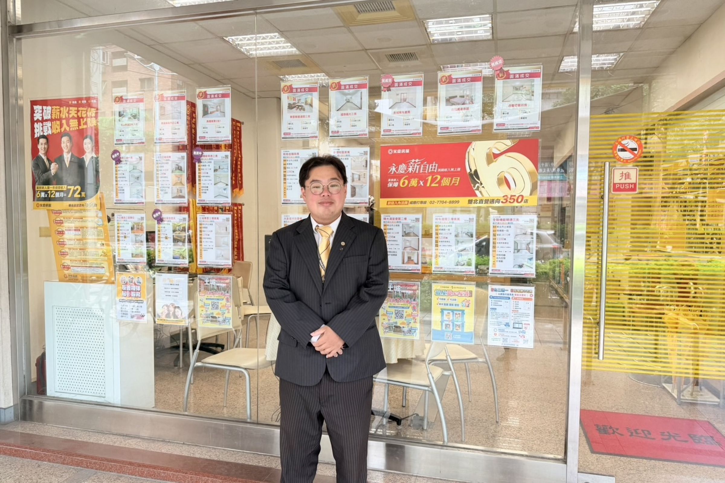 加入永慶房屋後,鄭宇青不僅單月收入突破60K,職涯發展亮眼;透過彈性排休制度,也能提前規劃家庭行程、兼顧生活。