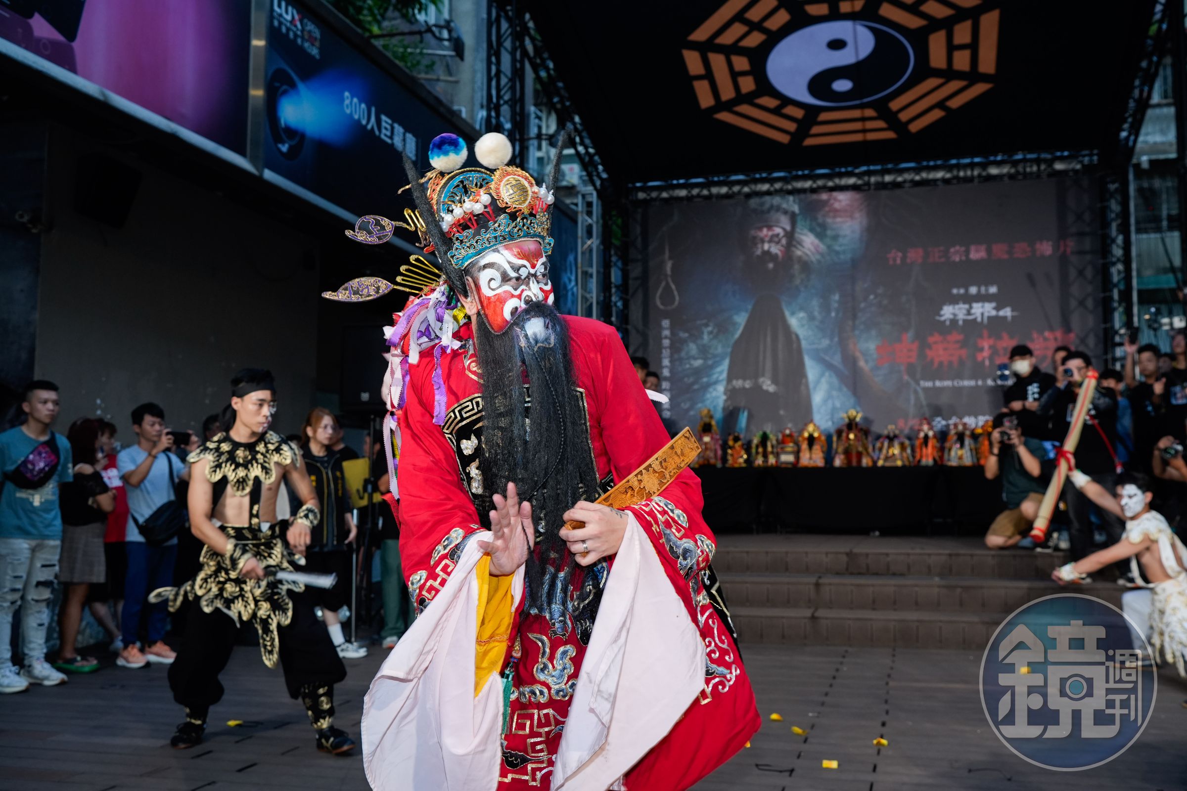 《粽邪4》首映會恭請全台12尊宮廟神明安座，現場請來鍾馗跳鍾馗開場祈福鎮煞，氣勢非凡。