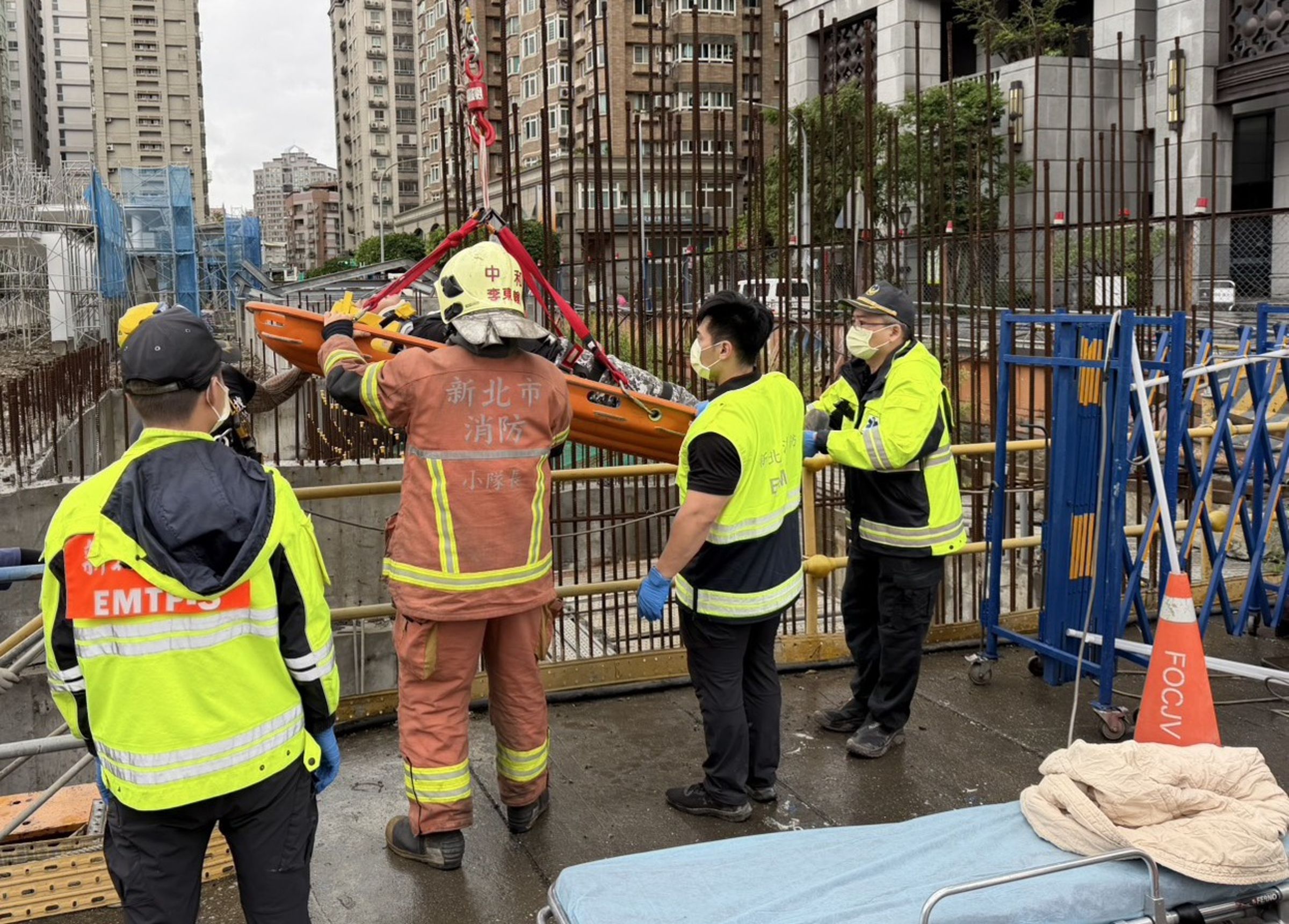 永和捷運萬大線工地，今日上午發生鐵管掉落，造成2名工人遭砸中，下半身骨折送醫。（翻攝畫面）