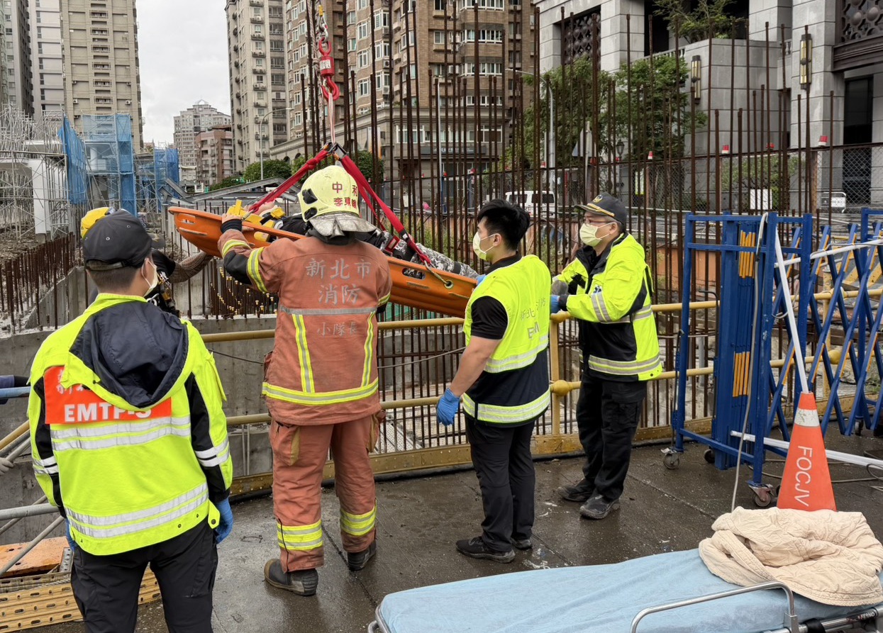 永和捷運萬大線工地，今日上午發生鐵管掉落，造成2名工人遭砸中，下半身骨折送醫。（翻攝畫面）