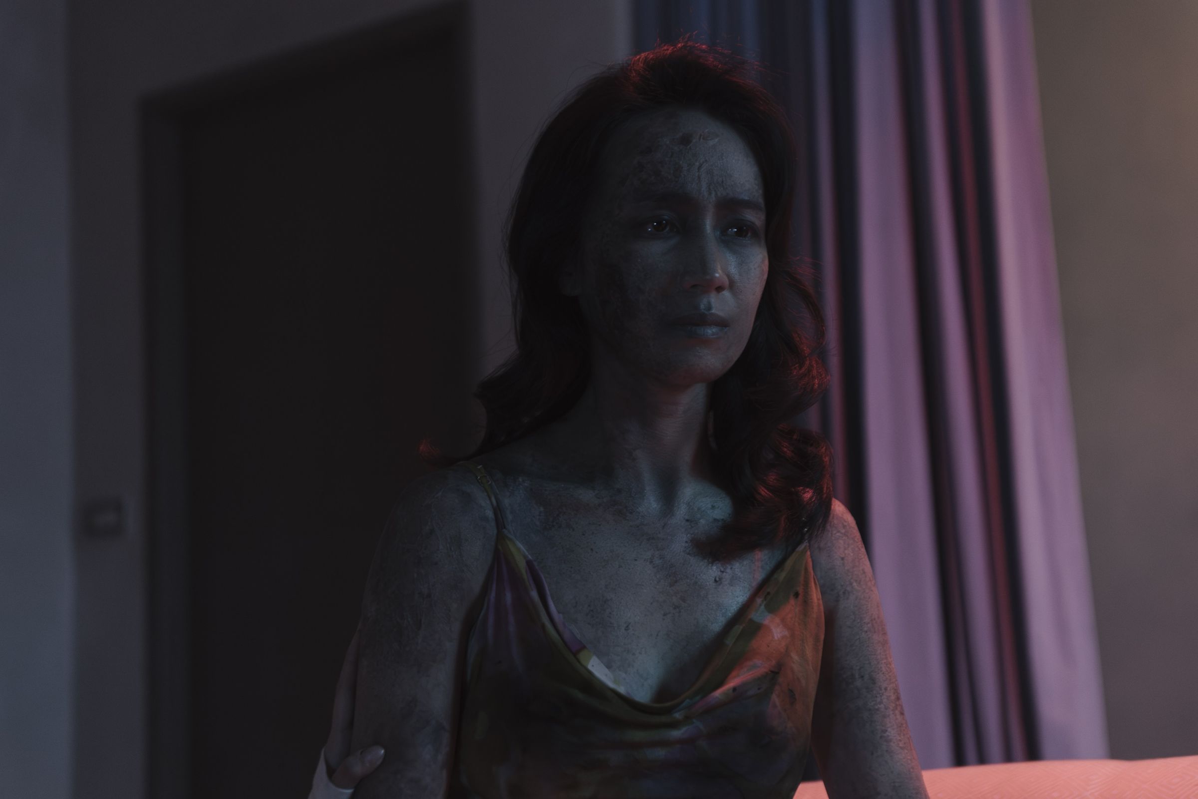 小薰在《鬼天廈》中的焦黑屍妝。（華映娛樂提供）