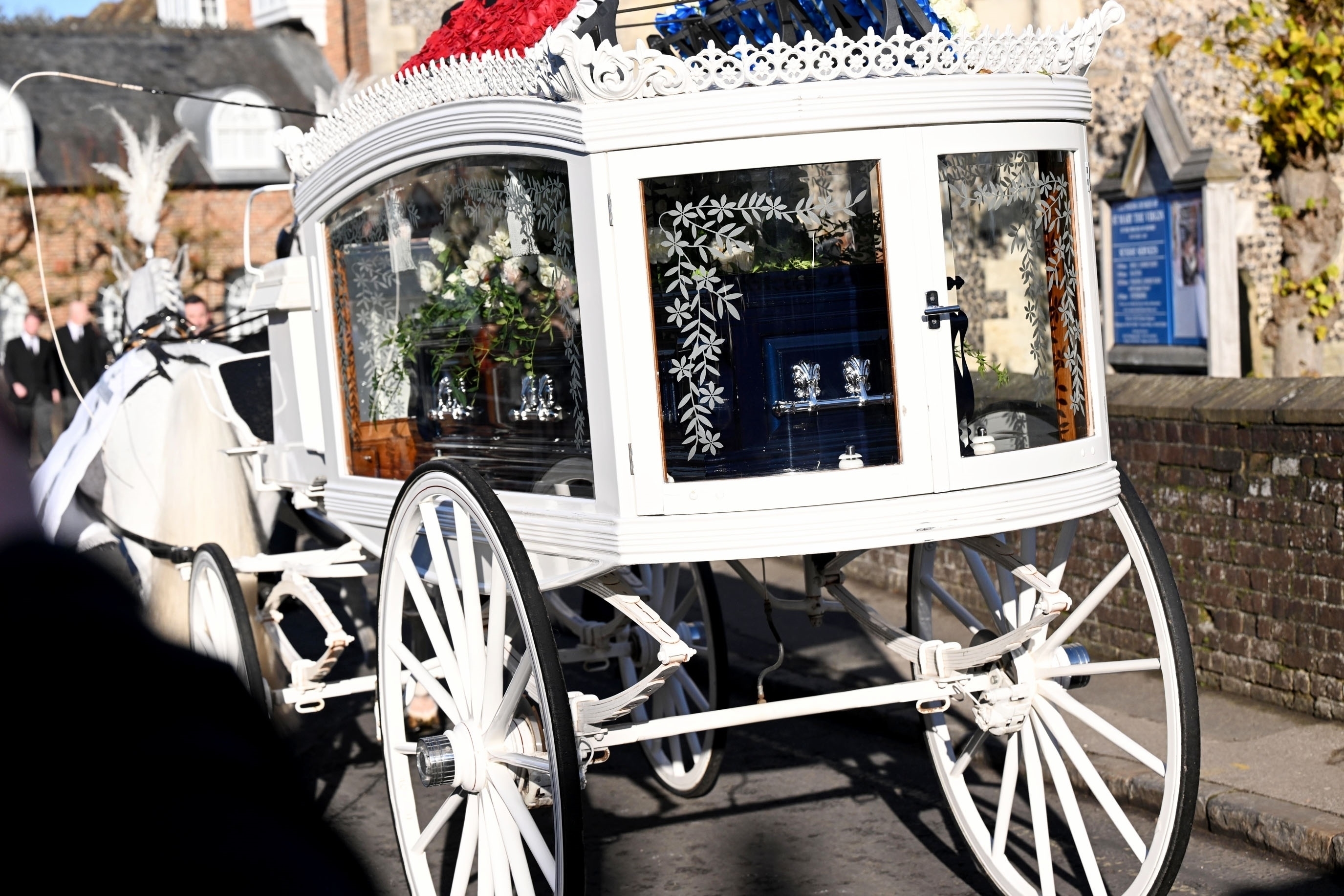連恩的靈柩停放在白色的玻璃馬車中抵達教堂。(東方IC)