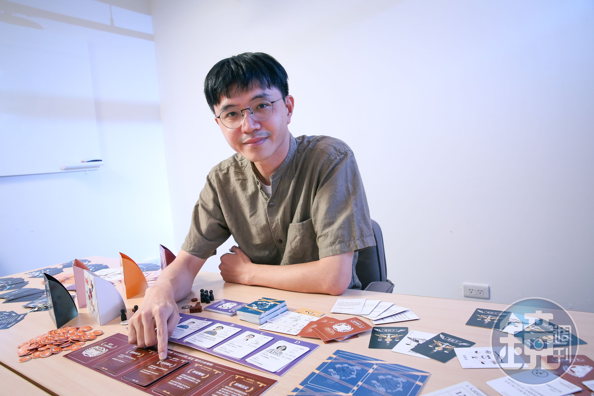 他群創辦人林煜庭與公部門合作開發議題桌遊。