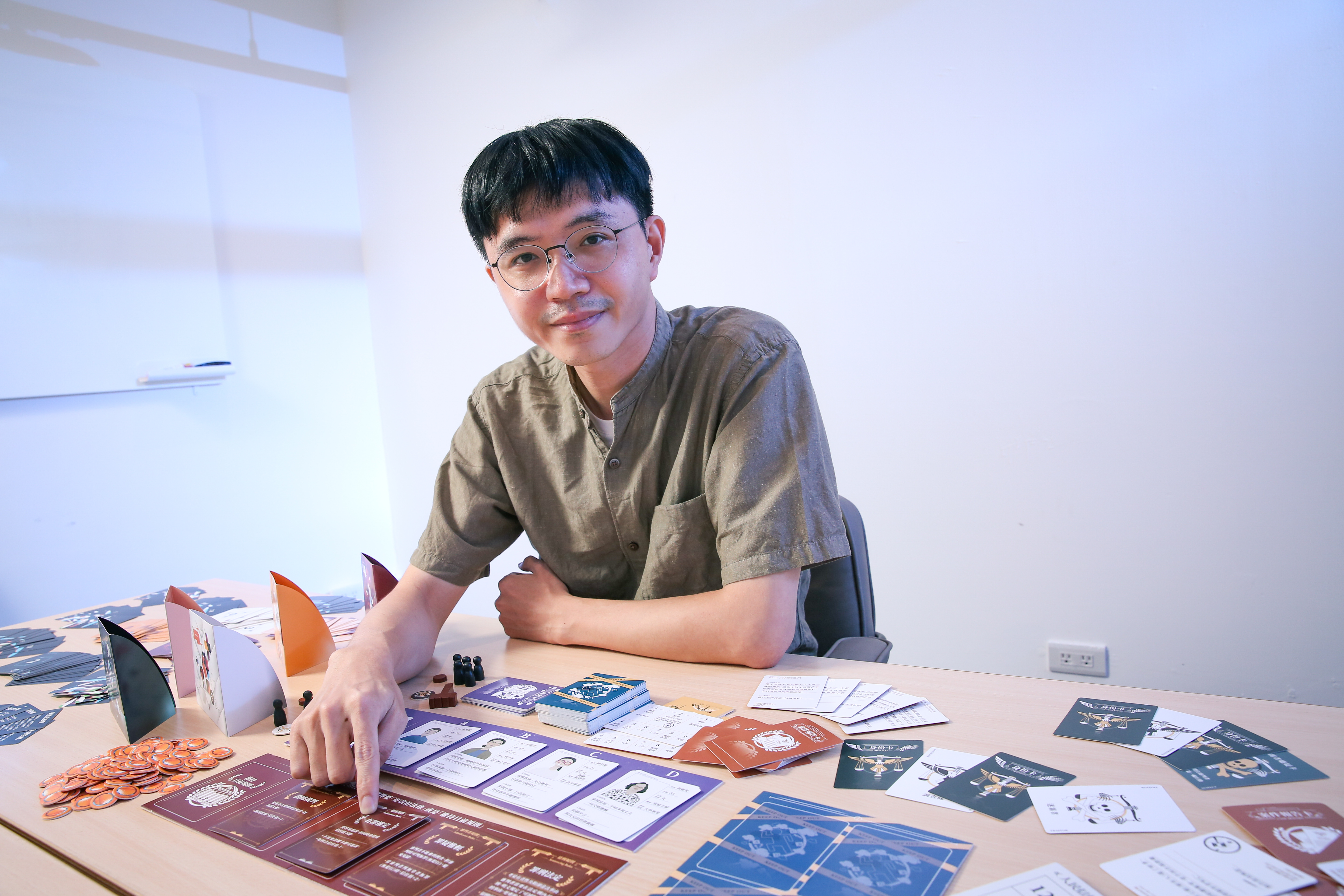 他群創辦人林煜庭與公部門合作開發議題桌遊。