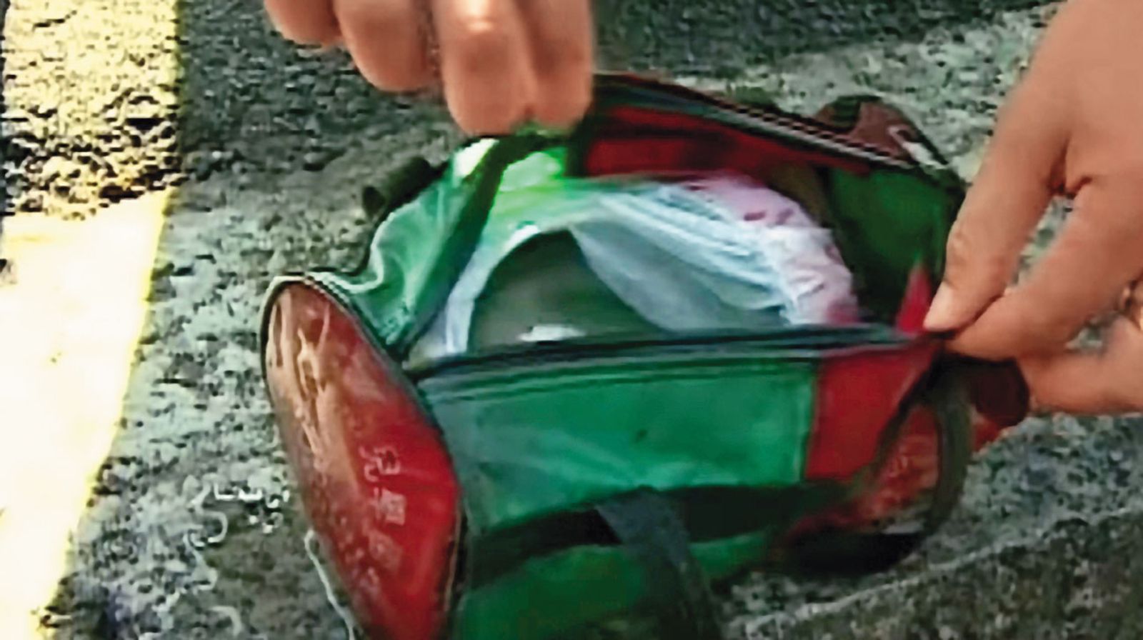 張增標將男童的隨身包包（圖）丟棄在新北樹林一處排水溝。（翻攝東森新聞）